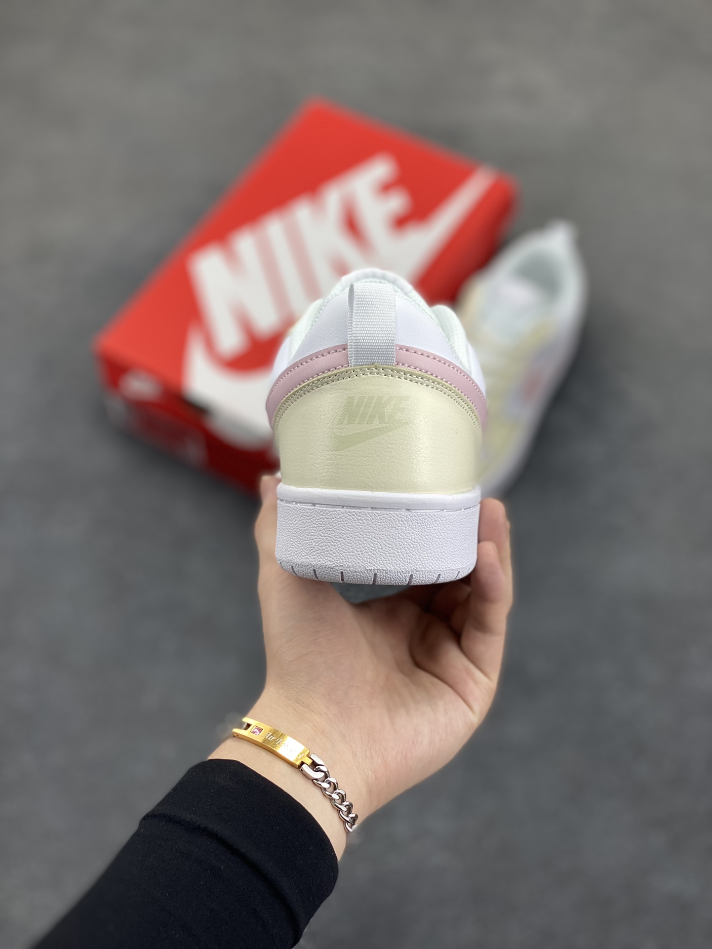 图片[4]-福利特价 Nike Court Borough Low 低帮百搭透气休闲运动板鞋男女鞋 经典耐用的设计，兼顾舒适脚感和出众风范，演绎匠心之作。结构性的支撑贴合感结合复古篮球设计，塑就场外全明星风范。 货号：BQ5448-100 尺码：36 36.5 37.5 38 38.5 39 40 40.5 41 42 42.5 43 44 45-选品中心