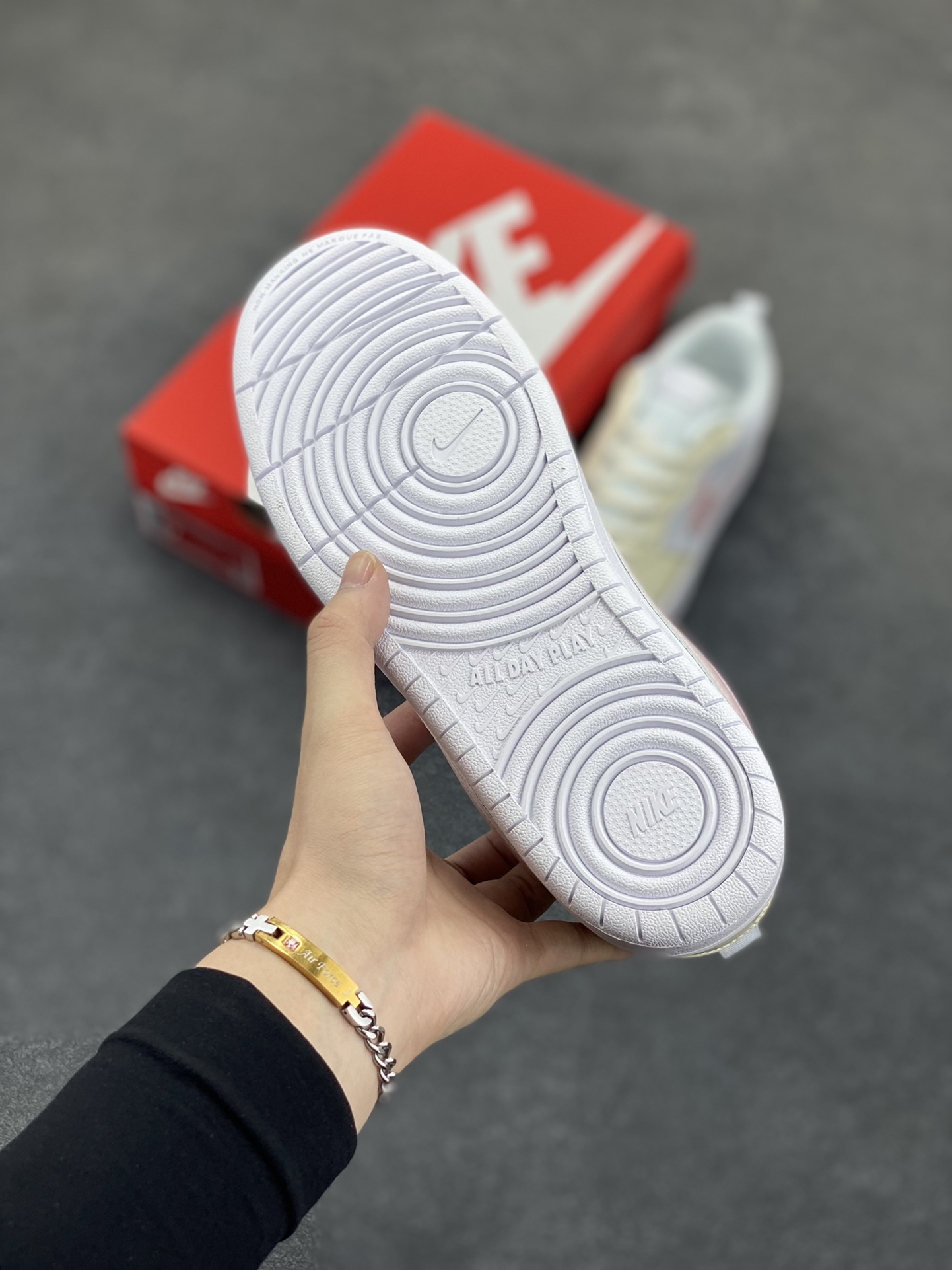 图片[5]-福利特价 Nike Court Borough Low 低帮百搭透气休闲运动板鞋男女鞋 经典耐用的设计，兼顾舒适脚感和出众风范，演绎匠心之作。结构性的支撑贴合感结合复古篮球设计，塑就场外全明星风范。 货号：BQ5448-100 尺码：36 36.5 37.5 38 38.5 39 40 40.5 41 42 42.5 43 44 45-选品中心