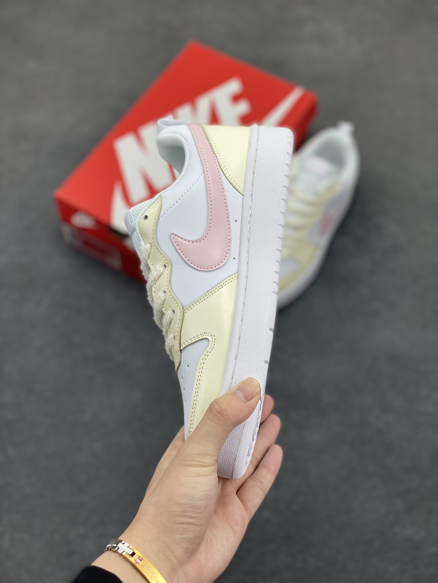 图片[3]-福利特价 Nike Court Borough Low 低帮百搭透气休闲运动板鞋男女鞋 经典耐用的设计，兼顾舒适脚感和出众风范，演绎匠心之作。结构性的支撑贴合感结合复古篮球设计，塑就场外全明星风范。 货号：BQ5448-100 尺码：36 36.5 37.5 38 38.5 39 40 40.5 41 42 42.5 43 44 45-选品中心