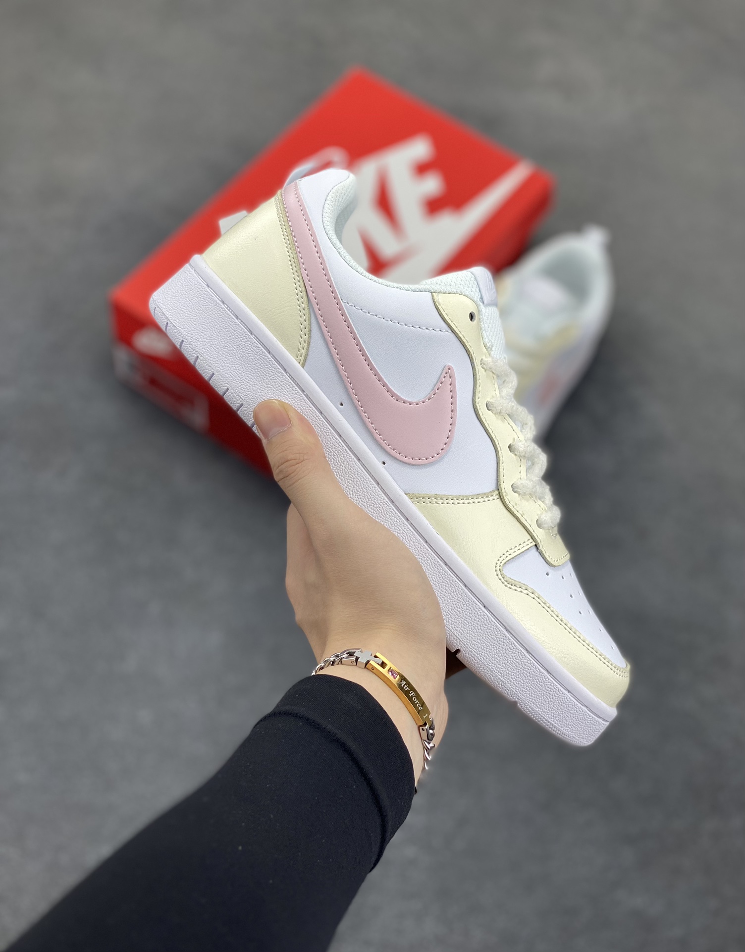 福利特价 Nike Court Borough Low 低帮百搭透气休闲运动板鞋男女鞋 经典耐用的设计，兼顾舒适脚感和出众风范，演绎匠心之作。结构性的支撑贴合感结合复古篮球设计，塑就场外全明星风范。 货号：BQ5448-100 尺码：36 36.5 37.5 38 38.5 39 40 40.5 41 42 42.5 43 44 45-选品中心