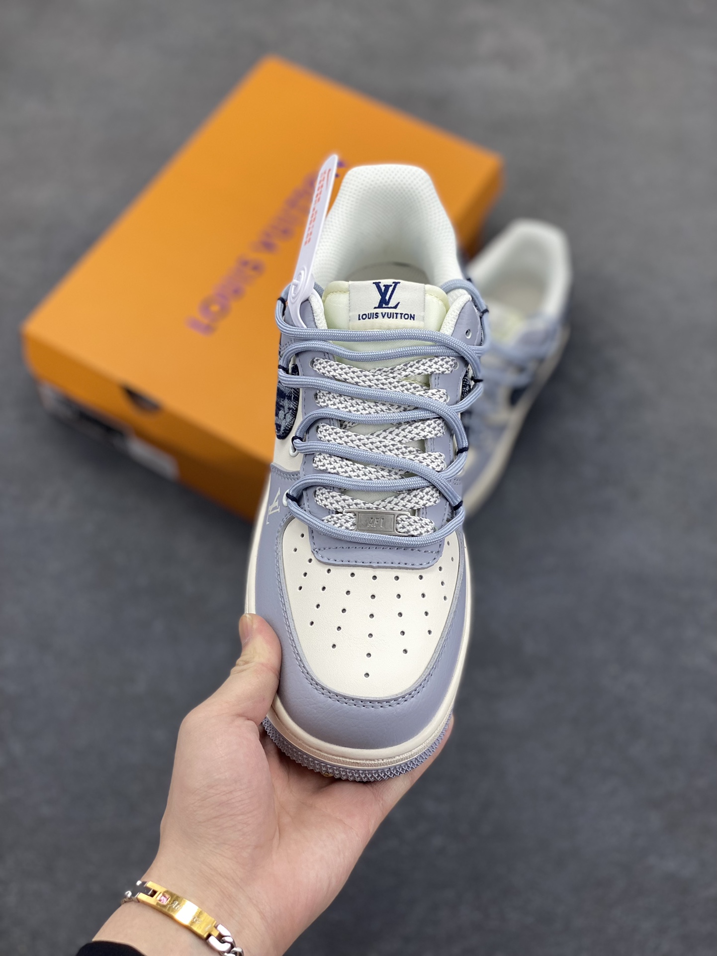 图片[2]-NIke Air Force 1 \’07 Low “LV联名——灰蓝帆布抽绳”空军一号 低帮 运动鞋 休闲鞋 折边针车 工艺难度大 原楦头原纸板 原装鞋盒 定制五金配件 内置全掌气垫 原厂鞋底 货号：DM6868-099 尺码：36 36.5 37.5 38 38.5 39 40 40.5 41 42 42.5 43 44 44.5 45-选品中心