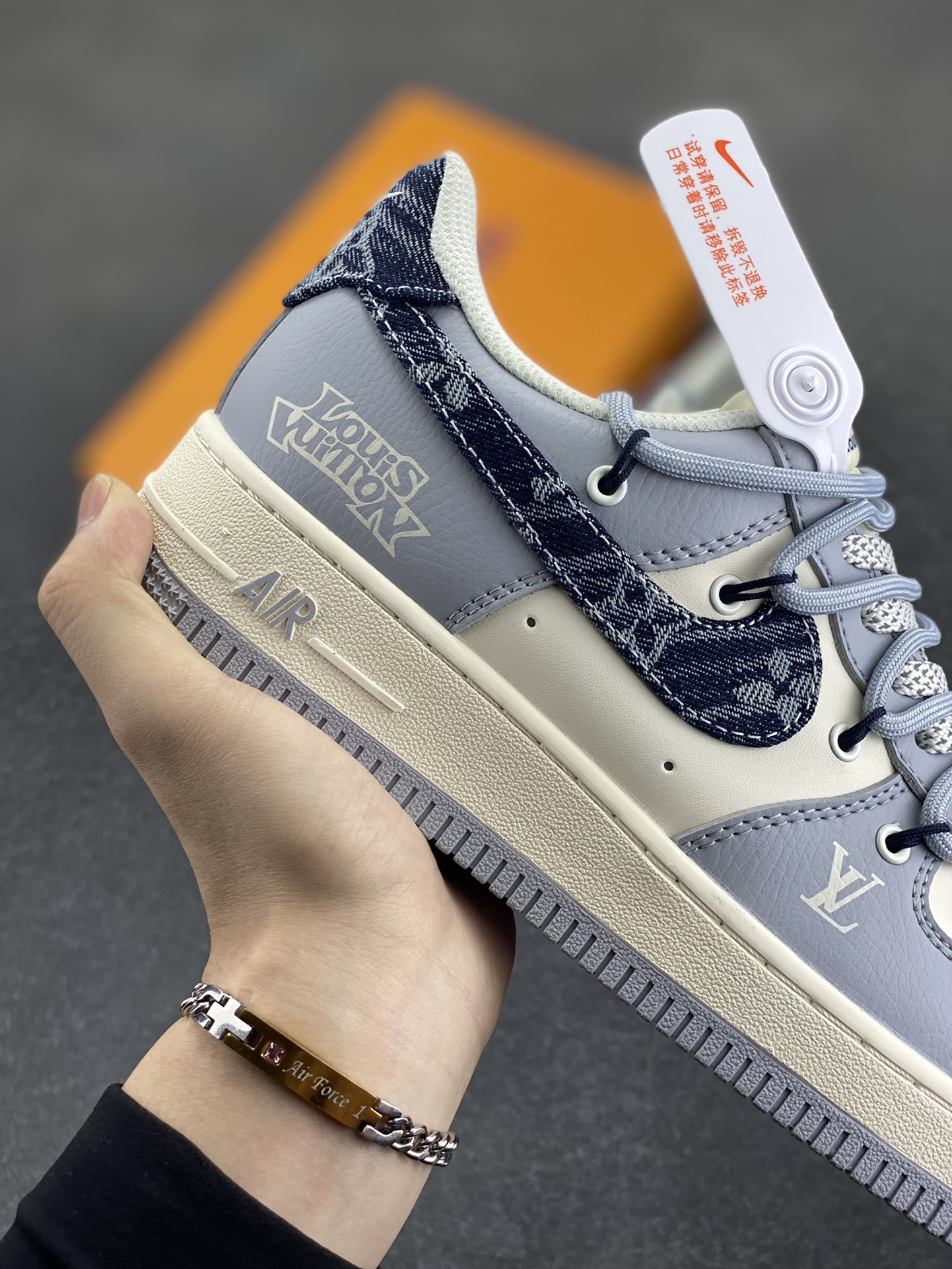 图片[6]-NIke Air Force 1 \’07 Low “LV联名——灰蓝帆布抽绳”空军一号 低帮 运动鞋 休闲鞋 折边针车 工艺难度大 原楦头原纸板 原装鞋盒 定制五金配件 内置全掌气垫 原厂鞋底 货号：DM6868-099 尺码：36 36.5 37.5 38 38.5 39 40 40.5 41 42 42.5 43 44 44.5 45-选品中心