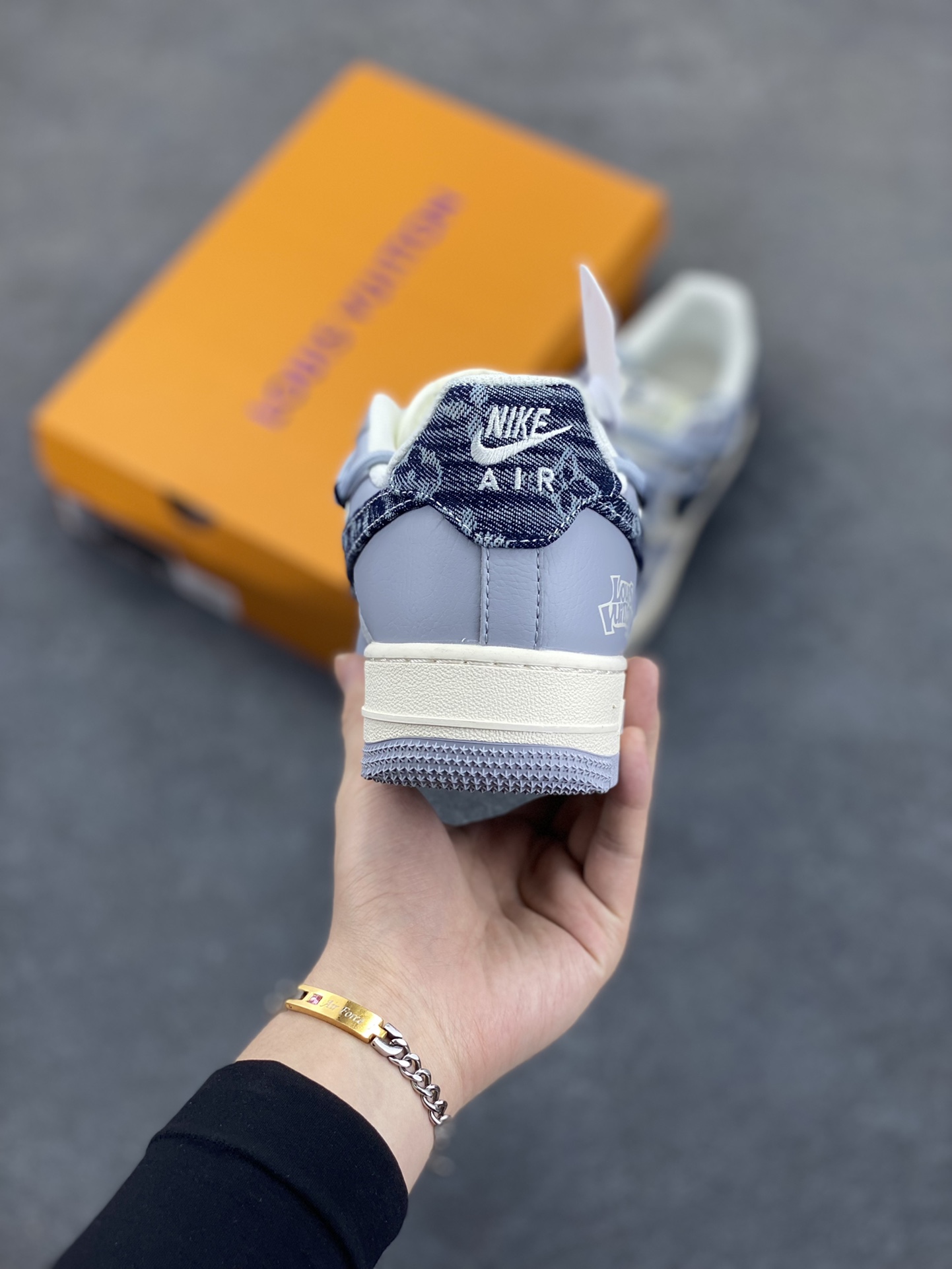 图片[4]-NIke Air Force 1 \’07 Low “LV联名——灰蓝帆布抽绳”空军一号 低帮 运动鞋 休闲鞋 折边针车 工艺难度大 原楦头原纸板 原装鞋盒 定制五金配件 内置全掌气垫 原厂鞋底 货号：DM6868-099 尺码：36 36.5 37.5 38 38.5 39 40 40.5 41 42 42.5 43 44 44.5 45-选品中心