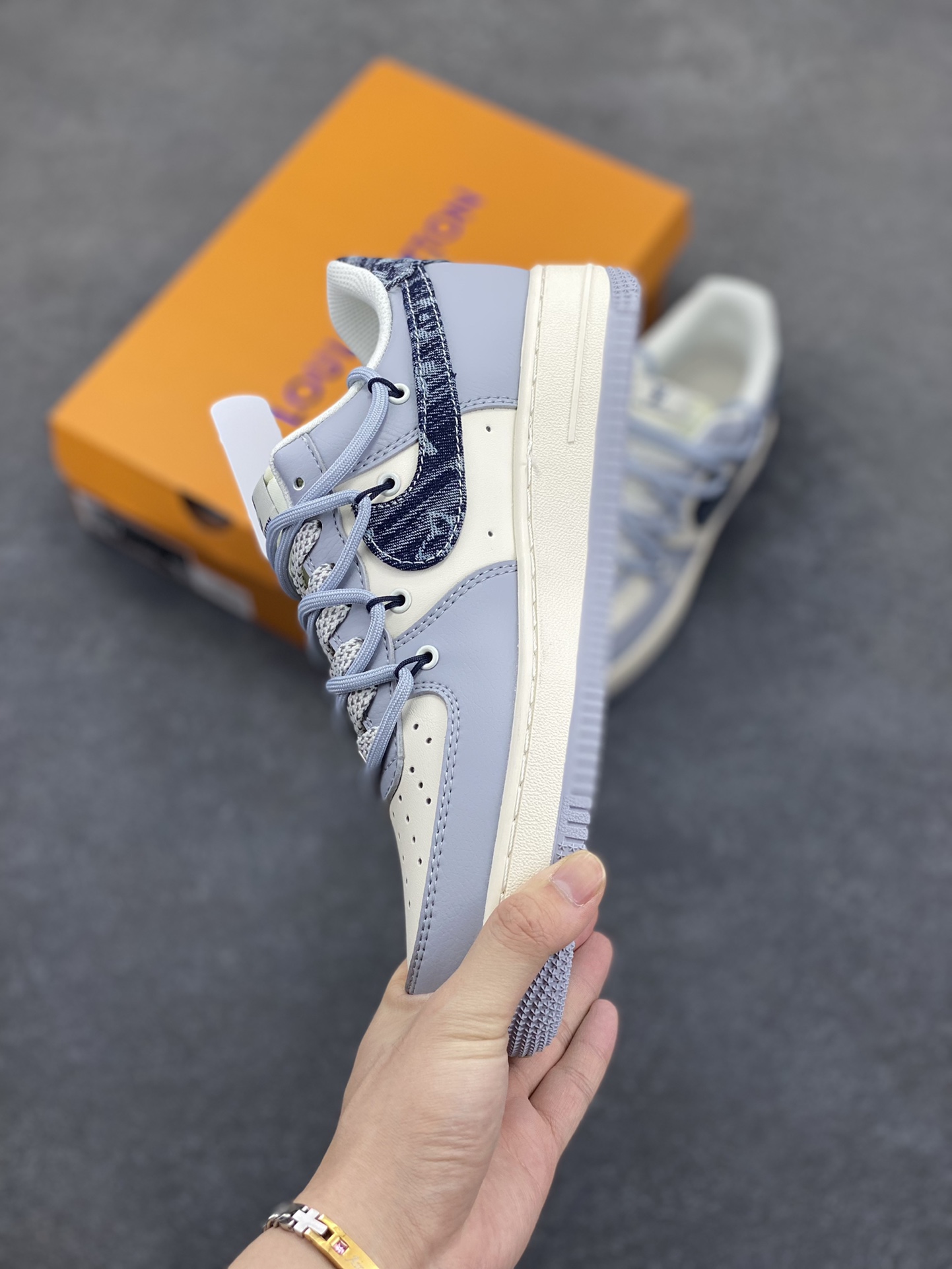 图片[3]-NIke Air Force 1 \’07 Low “LV联名——灰蓝帆布抽绳”空军一号 低帮 运动鞋 休闲鞋 折边针车 工艺难度大 原楦头原纸板 原装鞋盒 定制五金配件 内置全掌气垫 原厂鞋底 货号：DM6868-099 尺码：36 36.5 37.5 38 38.5 39 40 40.5 41 42 42.5 43 44 44.5 45-选品中心