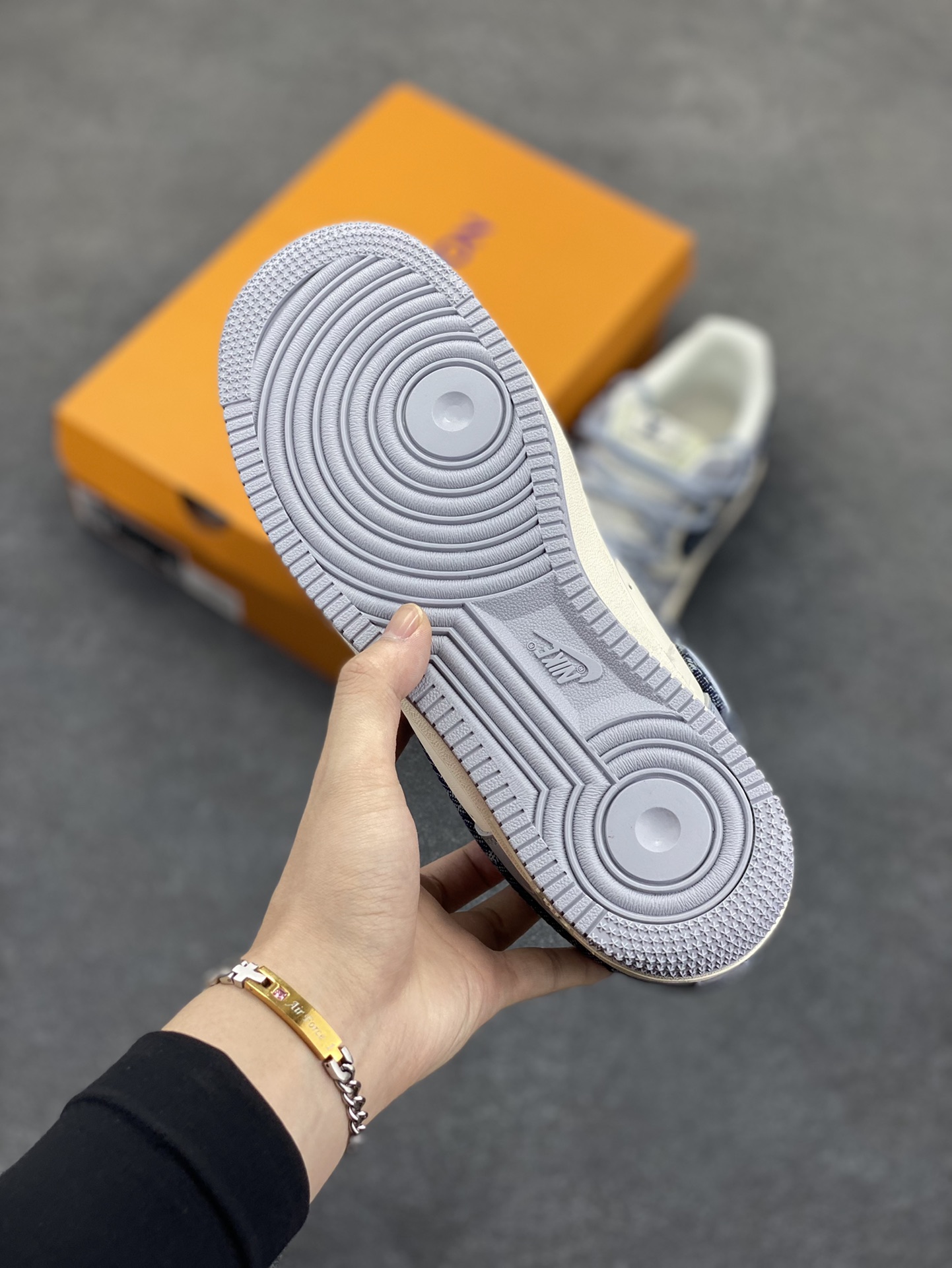 图片[5]-NIke Air Force 1 \’07 Low “LV联名——灰蓝帆布抽绳”空军一号 低帮 运动鞋 休闲鞋 折边针车 工艺难度大 原楦头原纸板 原装鞋盒 定制五金配件 内置全掌气垫 原厂鞋底 货号：DM6868-099 尺码：36 36.5 37.5 38 38.5 39 40 40.5 41 42 42.5 43 44 44.5 45-选品中心