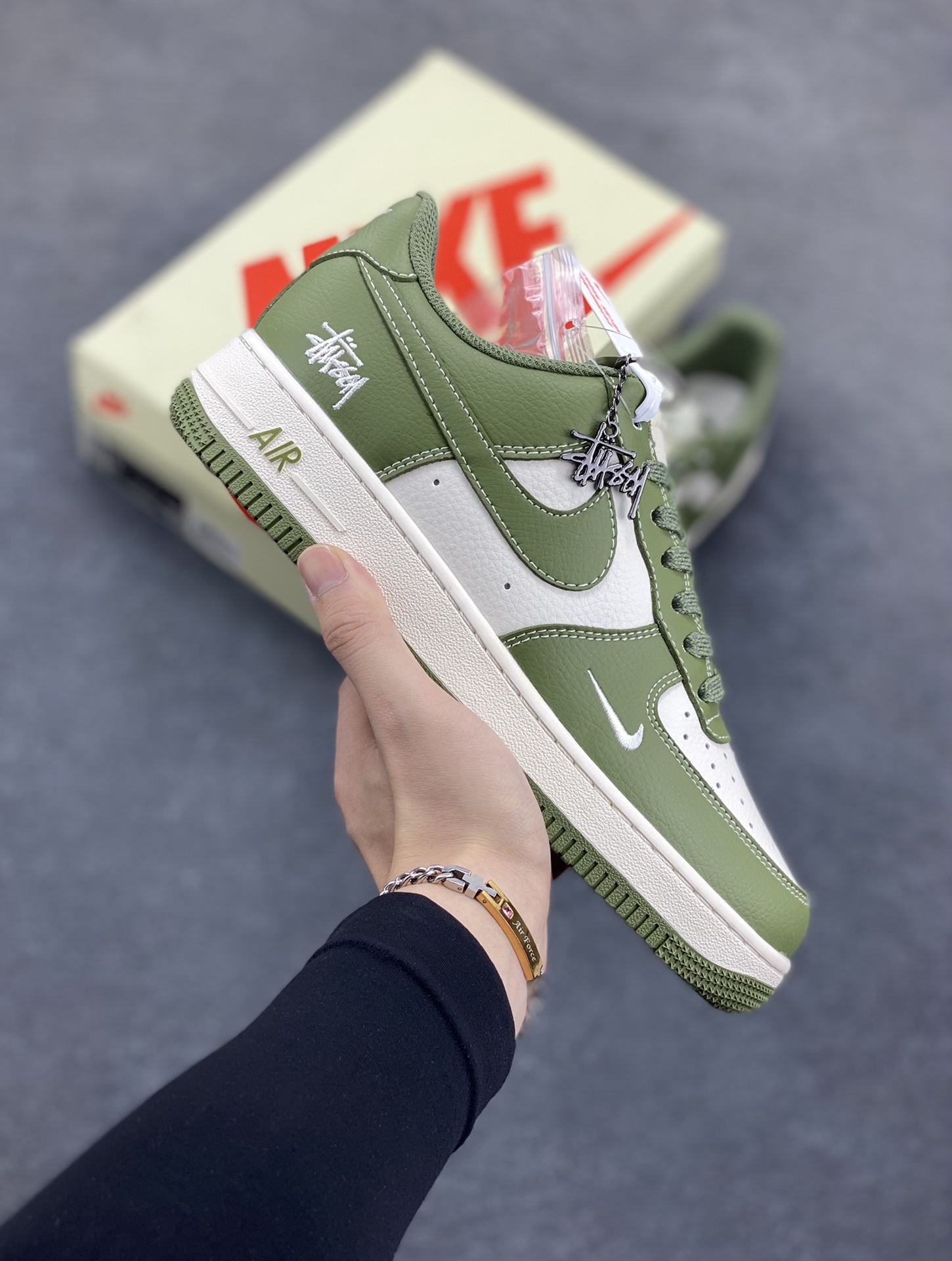 NIke Air Force 1 \’07 Low “斯图西联名–荷叶绿”空军一号 低帮 运动鞋 休闲鞋 折边针车 工艺难度大 原楦头原纸板 原装鞋盒 定制五金配件 内置全掌气垫 原厂鞋底 货号:BB5353-515 尺码:36 36.5 37.5 38 38.5 39 40 40.5 41 42 42.5 43 44 44.5 45-选品中心