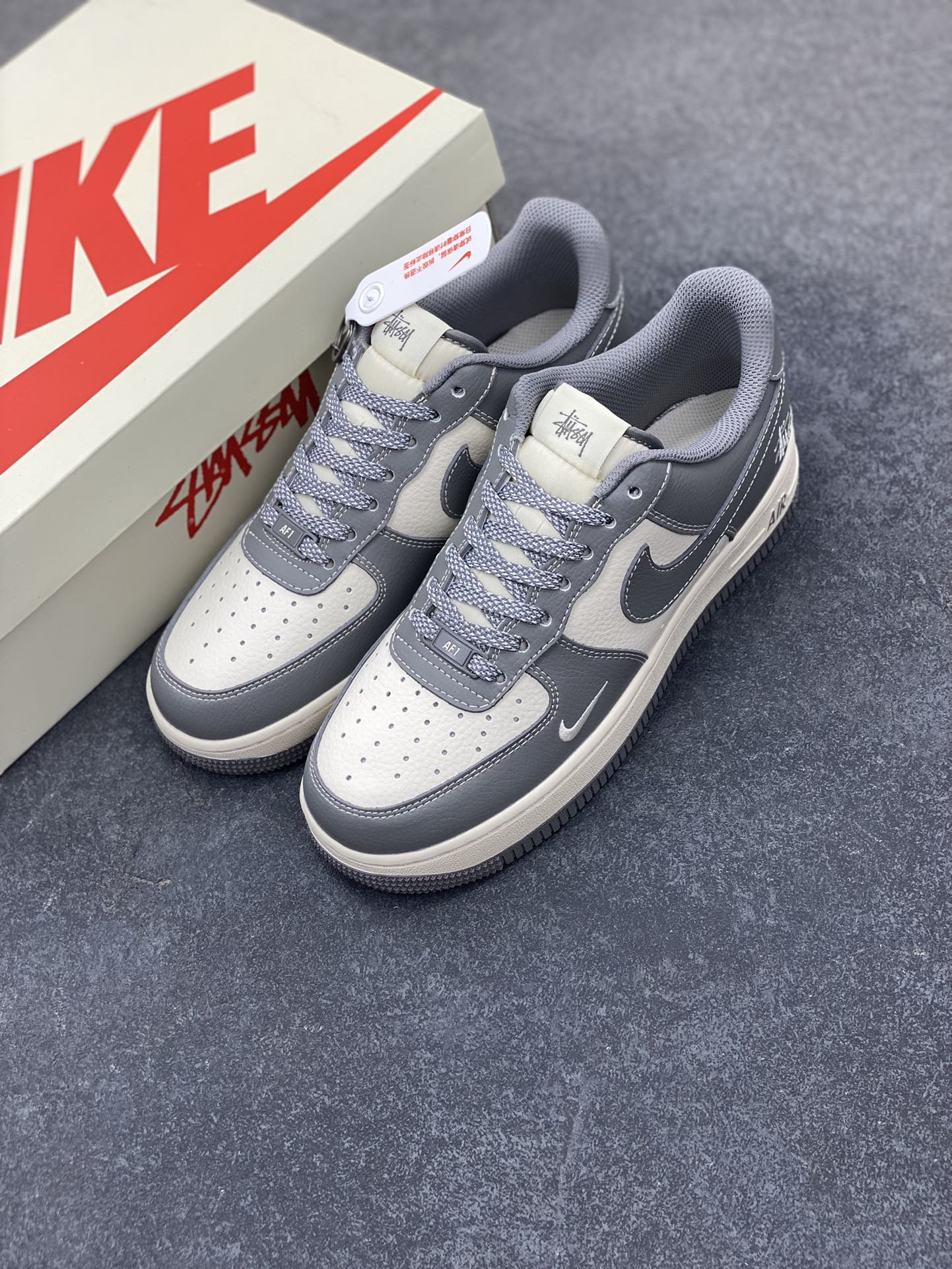 图片[8]-NIke Air Force 1 \’07 Low “斯图西联名——精致灰”空军一号 低帮 运动鞋 休闲鞋 折边针车 工艺难度大 原楦头原纸板 原装鞋盒 定制五金配件 内置全掌气垫 原厂鞋底 货号：BB5353-512 尺码：36 36.5 37.5 38 38.5 39 40 40.5 41 42 42.5 43 44 44.5 45-选品中心