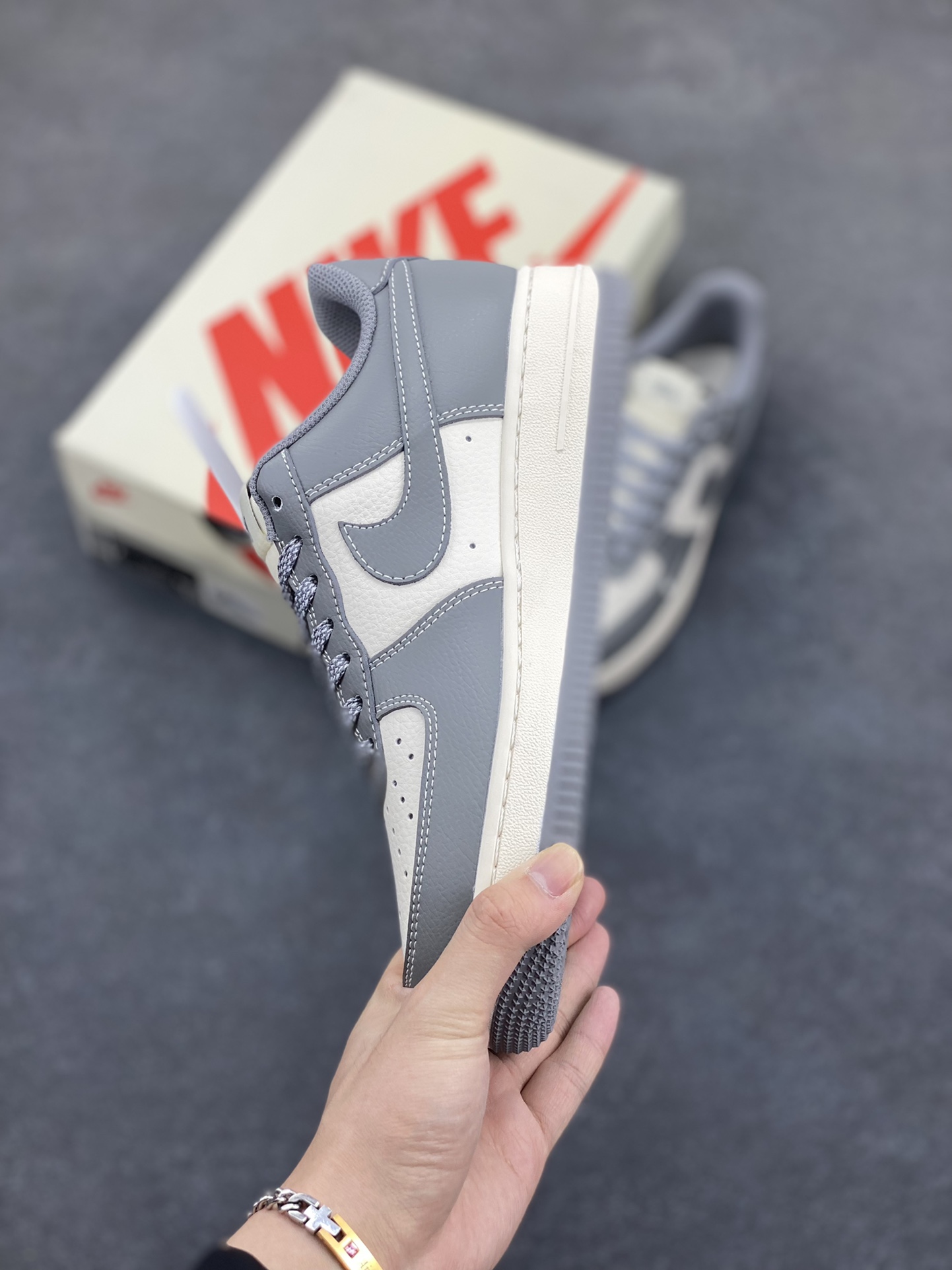图片[3]-NIke Air Force 1 \’07 Low “斯图西联名——精致灰”空军一号 低帮 运动鞋 休闲鞋 折边针车 工艺难度大 原楦头原纸板 原装鞋盒 定制五金配件 内置全掌气垫 原厂鞋底 货号：BB5353-512 尺码：36 36.5 37.5 38 38.5 39 40 40.5 41 42 42.5 43 44 44.5 45-选品中心