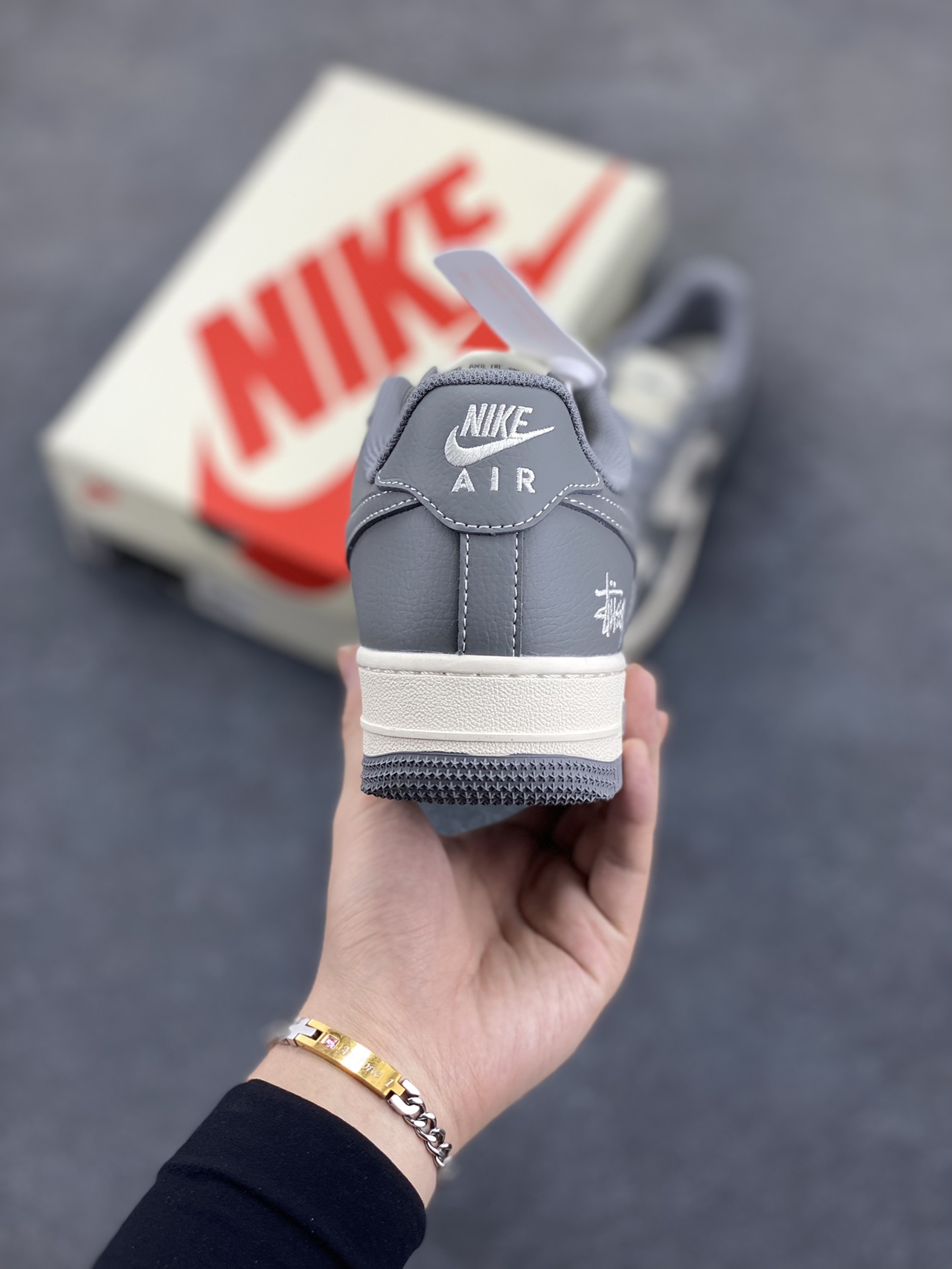 图片[4]-NIke Air Force 1 \’07 Low “斯图西联名——精致灰”空军一号 低帮 运动鞋 休闲鞋 折边针车 工艺难度大 原楦头原纸板 原装鞋盒 定制五金配件 内置全掌气垫 原厂鞋底 货号：BB5353-512 尺码：36 36.5 37.5 38 38.5 39 40 40.5 41 42 42.5 43 44 44.5 45-选品中心