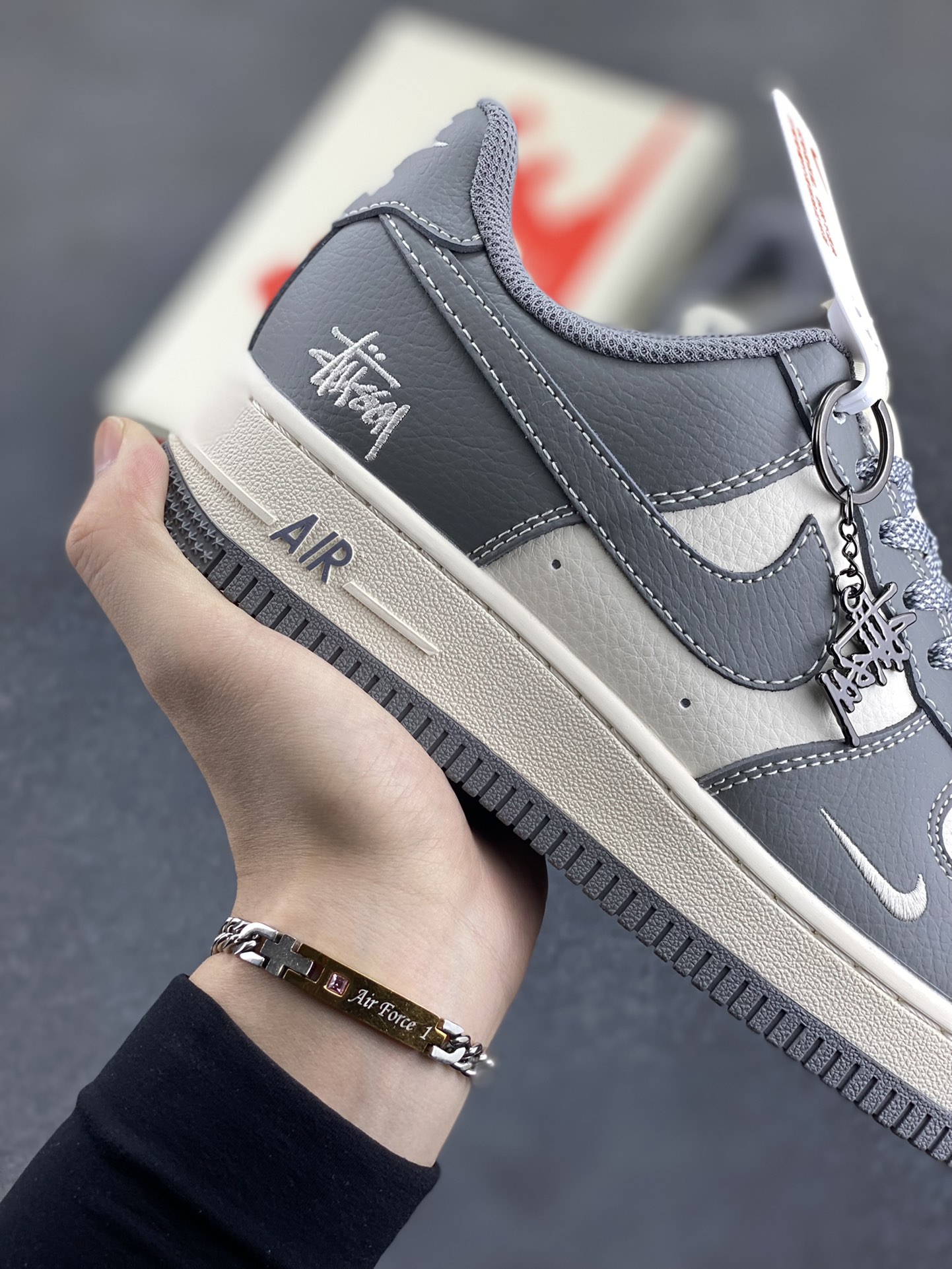图片[6]-NIke Air Force 1 \’07 Low “斯图西联名——精致灰”空军一号 低帮 运动鞋 休闲鞋 折边针车 工艺难度大 原楦头原纸板 原装鞋盒 定制五金配件 内置全掌气垫 原厂鞋底 货号：BB5353-512 尺码：36 36.5 37.5 38 38.5 39 40 40.5 41 42 42.5 43 44 44.5 45-选品中心