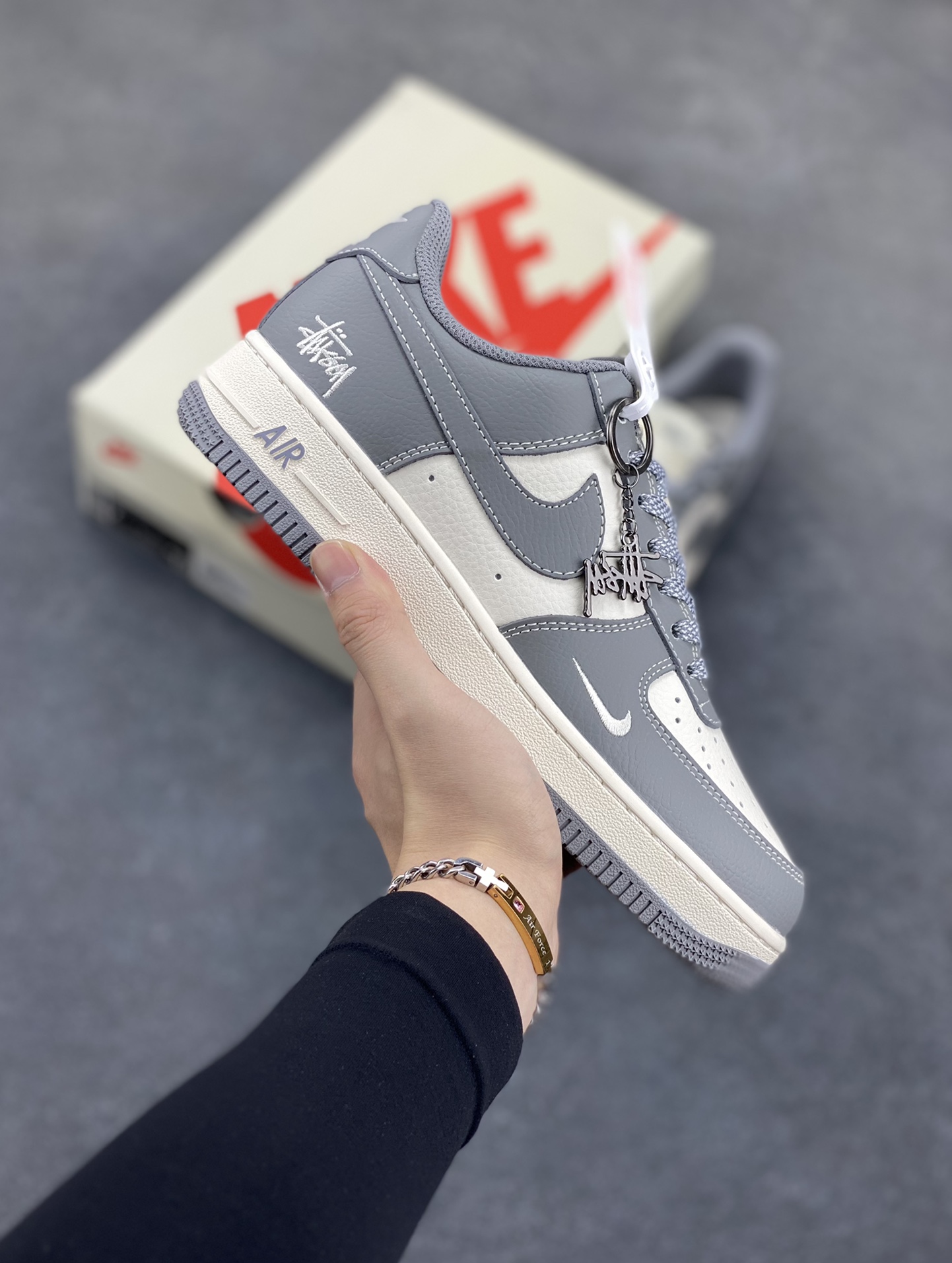 NIke Air Force 1 \'07 Low “斯图西联名——精致灰”空军一号 低帮 运动鞋 休闲鞋 折边针车 工艺难度大 原楦头原纸板 原装鞋盒 定制五金配件 内置全掌气垫 原厂鞋底 货号：BB5353-512 尺码：36 36.5 37.5 38 38.5 39 40 40.5 41 42 42.5 43 44 44.5 45-选品中心