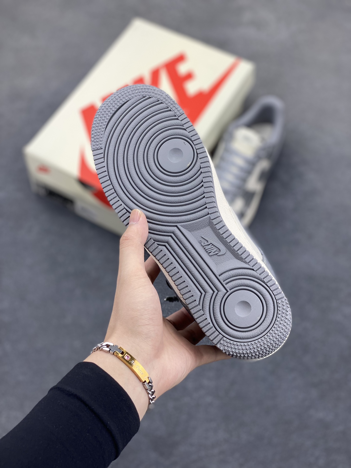 图片[5]-NIke Air Force 1 \’07 Low “斯图西联名——精致灰”空军一号 低帮 运动鞋 休闲鞋 折边针车 工艺难度大 原楦头原纸板 原装鞋盒 定制五金配件 内置全掌气垫 原厂鞋底 货号：BB5353-512 尺码：36 36.5 37.5 38 38.5 39 40 40.5 41 42 42.5 43 44 44.5 45-选品中心