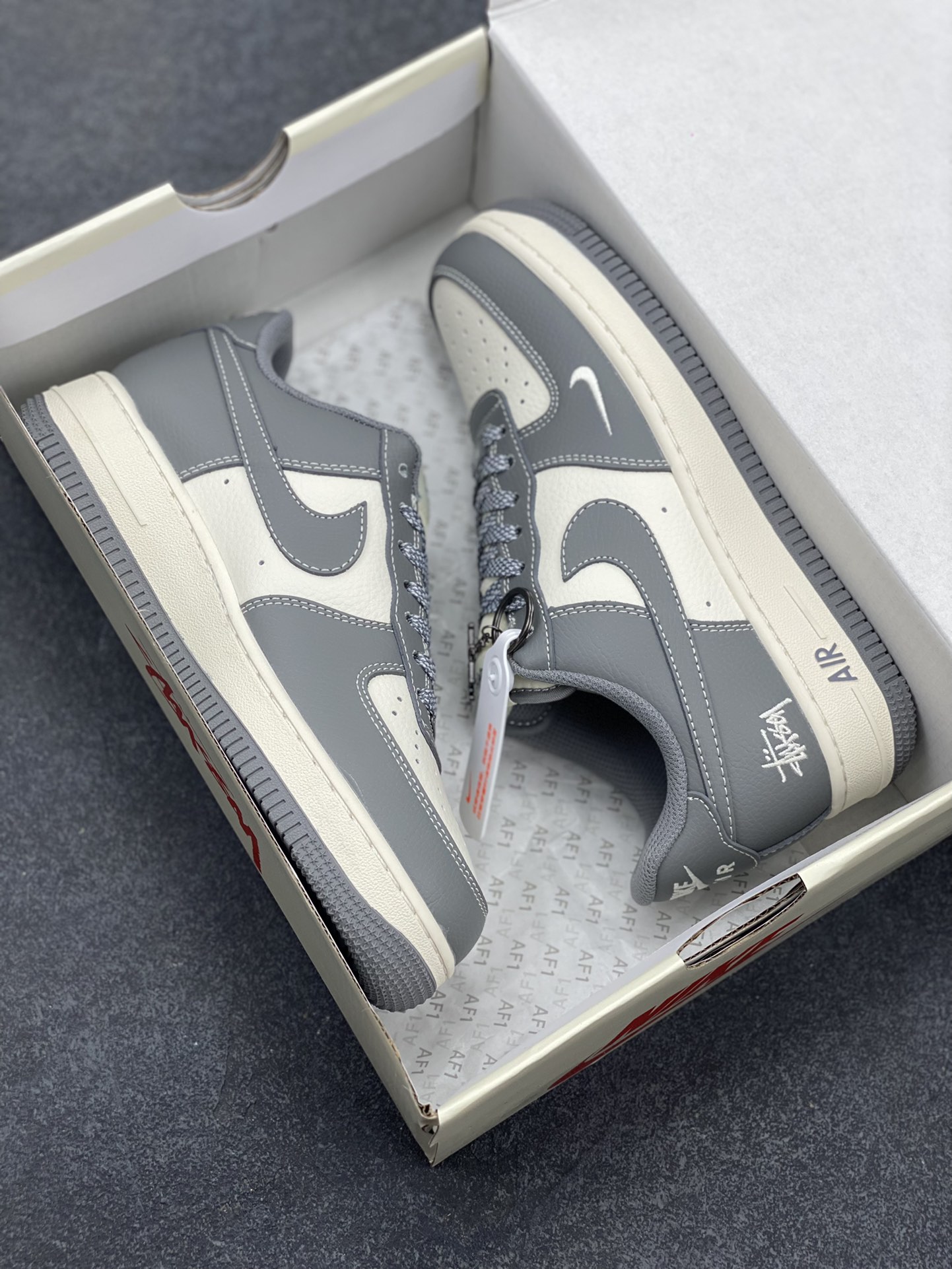 图片[9]-NIke Air Force 1 \’07 Low “斯图西联名——精致灰”空军一号 低帮 运动鞋 休闲鞋 折边针车 工艺难度大 原楦头原纸板 原装鞋盒 定制五金配件 内置全掌气垫 原厂鞋底 货号：BB5353-512 尺码：36 36.5 37.5 38 38.5 39 40 40.5 41 42 42.5 43 44 44.5 45-选品中心