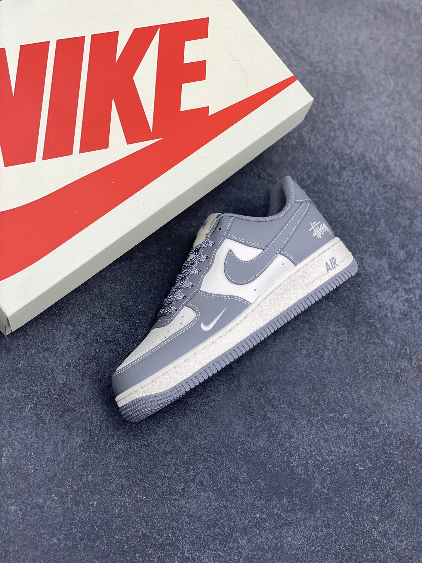 图片[7]-NIke Air Force 1 \’07 Low “斯图西联名——精致灰”空军一号 低帮 运动鞋 休闲鞋 折边针车 工艺难度大 原楦头原纸板 原装鞋盒 定制五金配件 内置全掌气垫 原厂鞋底 货号：BB5353-512 尺码：36 36.5 37.5 38 38.5 39 40 40.5 41 42 42.5 43 44 44.5 45-选品中心