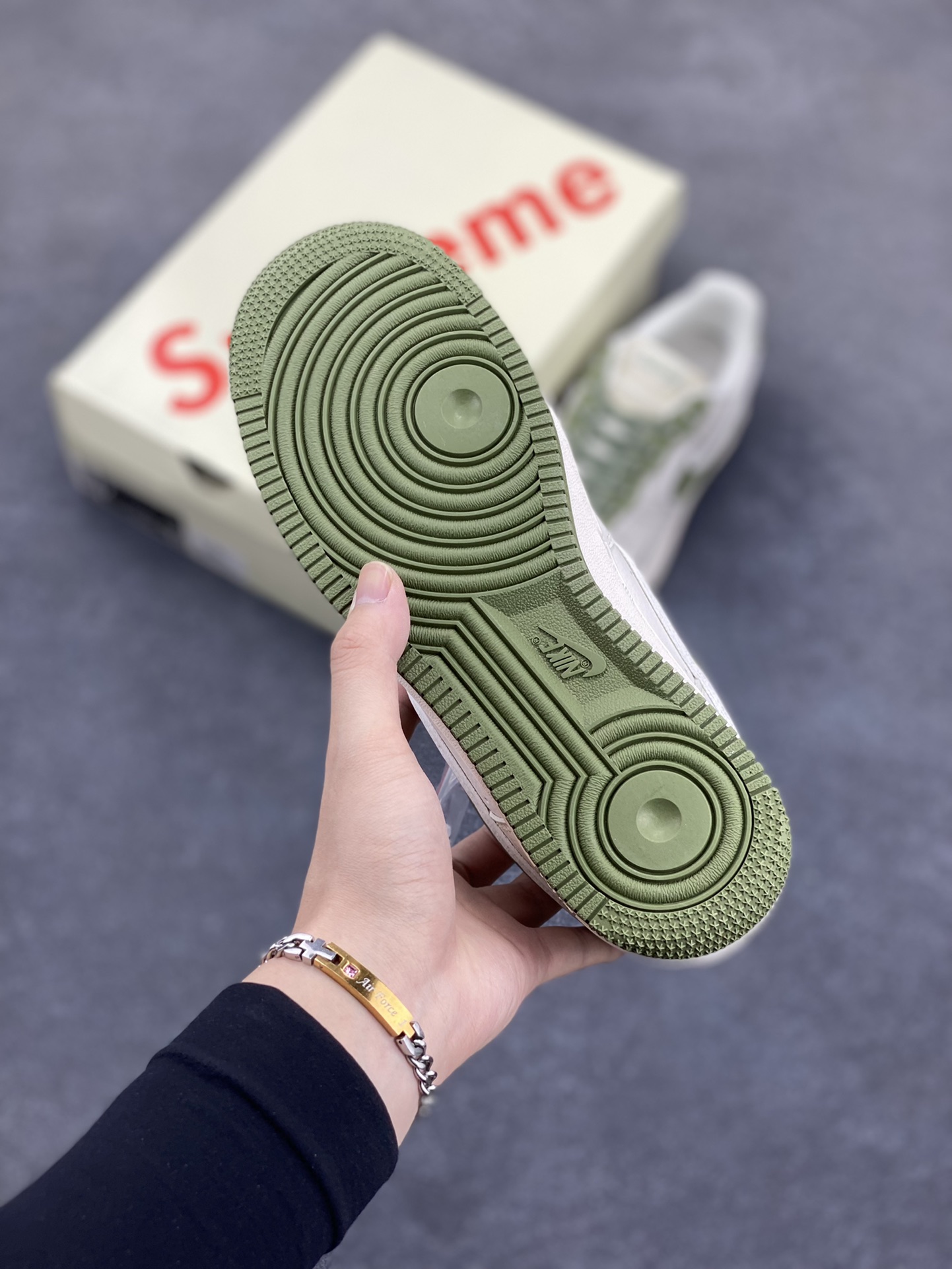 图片[5]-NIke Air Force 1 \’07 Low “石头岛Supreme联名–米绿勾”空军一号 低帮 运动鞋 休闲鞋 折边针车 工艺难度大 原楦头原纸板 原装鞋盒 定制五金配件 内置全掌气垫 原厂鞋底 货号：BB1616-301 尺码：36 36.5 37.5 38 38.5 39 40 40.5 41 42 42.5 43 44 44.5 45-选品中心