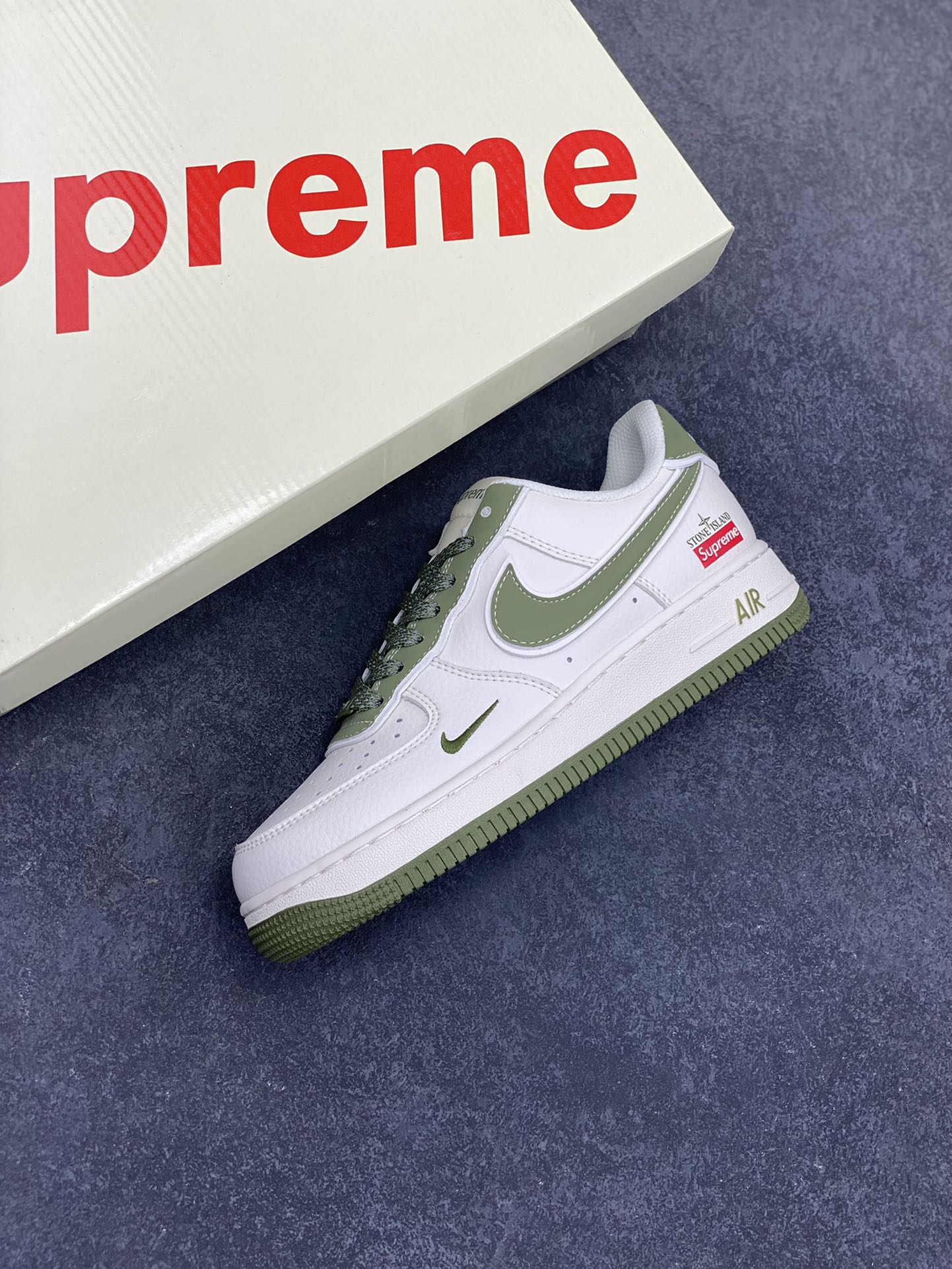 图片[7]-NIke Air Force 1 \’07 Low “石头岛Supreme联名–米绿勾”空军一号 低帮 运动鞋 休闲鞋 折边针车 工艺难度大 原楦头原纸板 原装鞋盒 定制五金配件 内置全掌气垫 原厂鞋底 货号：BB1616-301 尺码：36 36.5 37.5 38 38.5 39 40 40.5 41 42 42.5 43 44 44.5 45-选品中心