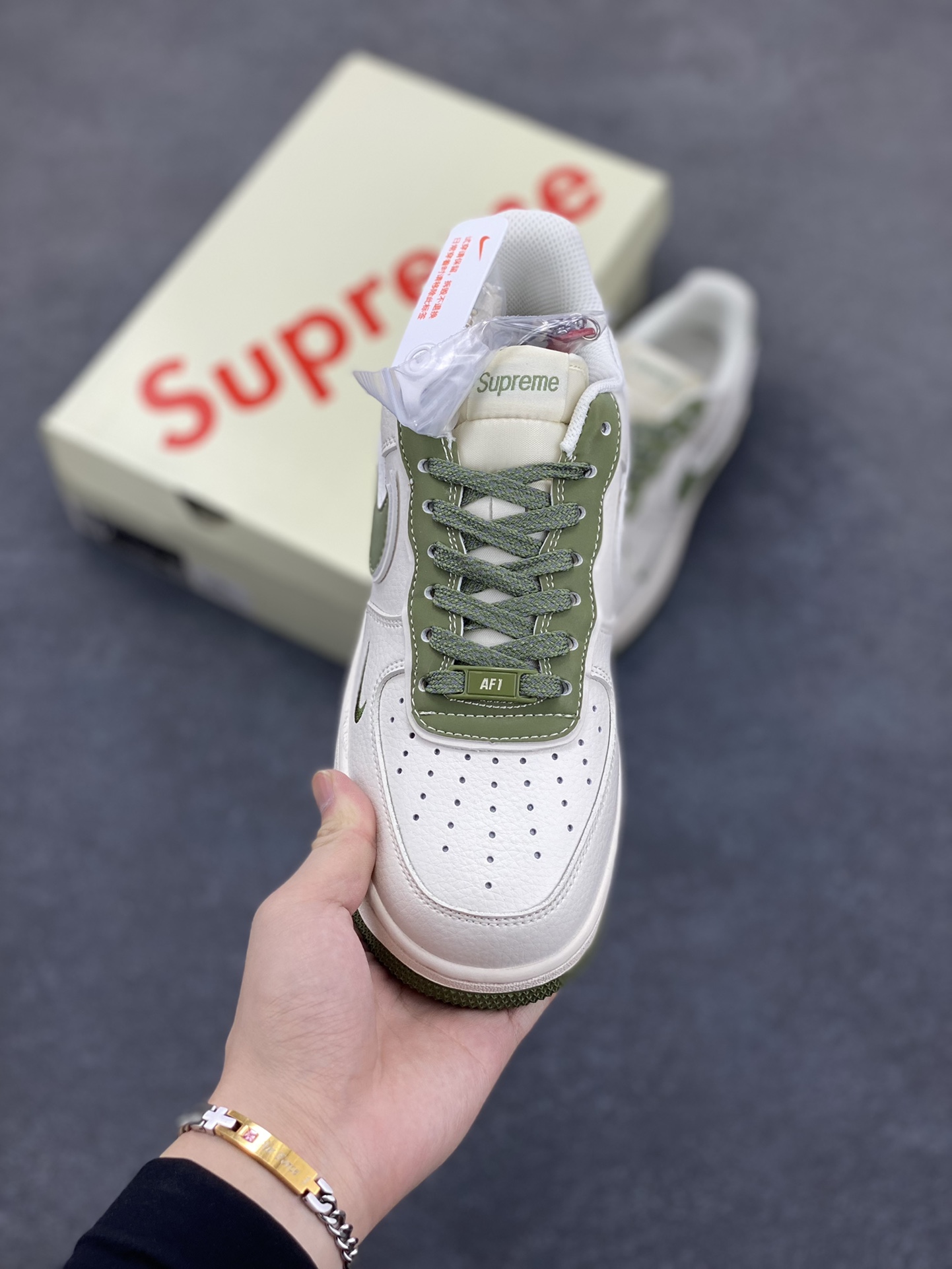 图片[2]-NIke Air Force 1 \’07 Low “石头岛Supreme联名–米绿勾”空军一号 低帮 运动鞋 休闲鞋 折边针车 工艺难度大 原楦头原纸板 原装鞋盒 定制五金配件 内置全掌气垫 原厂鞋底 货号：BB1616-301 尺码：36 36.5 37.5 38 38.5 39 40 40.5 41 42 42.5 43 44 44.5 45-选品中心