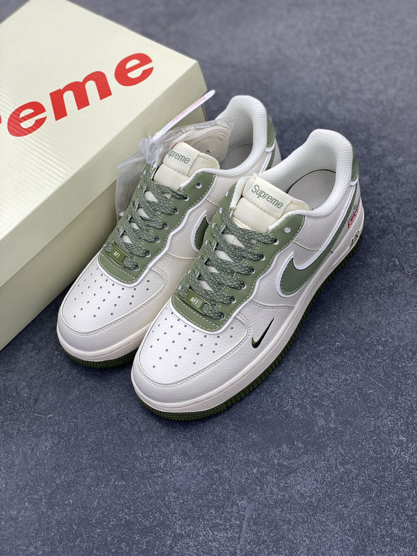 图片[8]-NIke Air Force 1 \’07 Low “石头岛Supreme联名–米绿勾”空军一号 低帮 运动鞋 休闲鞋 折边针车 工艺难度大 原楦头原纸板 原装鞋盒 定制五金配件 内置全掌气垫 原厂鞋底 货号：BB1616-301 尺码：36 36.5 37.5 38 38.5 39 40 40.5 41 42 42.5 43 44 44.5 45-选品中心