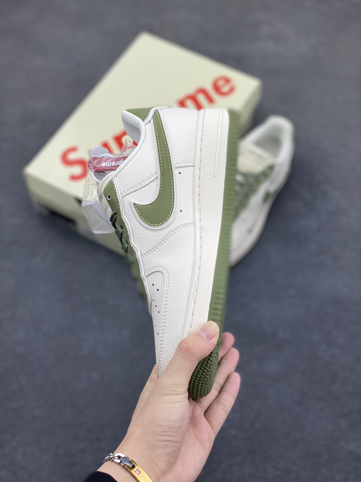 图片[3]-NIke Air Force 1 \’07 Low “石头岛Supreme联名–米绿勾”空军一号 低帮 运动鞋 休闲鞋 折边针车 工艺难度大 原楦头原纸板 原装鞋盒 定制五金配件 内置全掌气垫 原厂鞋底 货号：BB1616-301 尺码：36 36.5 37.5 38 38.5 39 40 40.5 41 42 42.5 43 44 44.5 45-选品中心