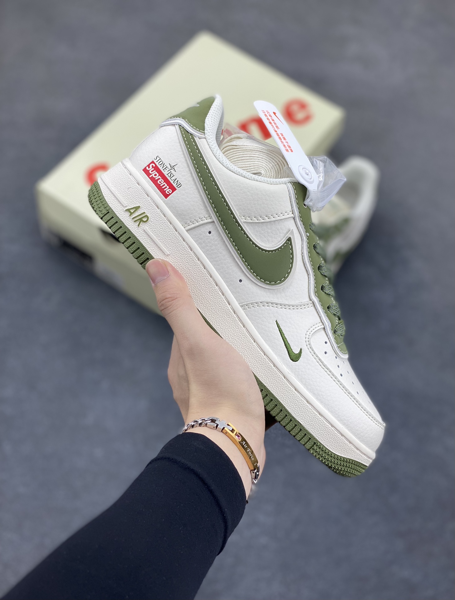 NIke Air Force 1 \’07 Low “石头岛Supreme联名–米绿勾”空军一号 低帮 运动鞋 休闲鞋 折边针车 工艺难度大 原楦头原纸板 原装鞋盒 定制五金配件 内置全掌气垫 原厂鞋底 货号:BB1616-301 尺码:36 36.5 37.5 38 38.5 39 40 40.5 41 42 42.5 43 44 44.5 45-选品中心