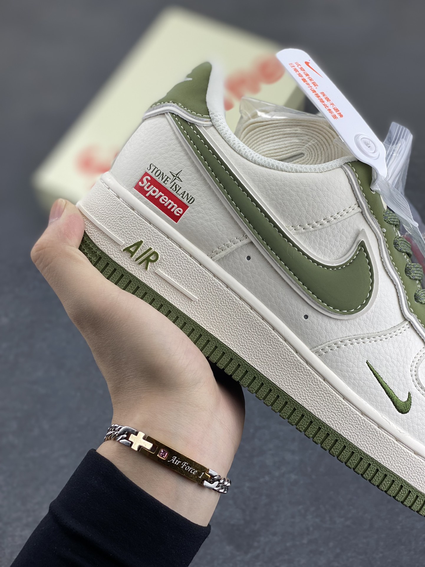 图片[6]-NIke Air Force 1 \’07 Low “石头岛Supreme联名–米绿勾”空军一号 低帮 运动鞋 休闲鞋 折边针车 工艺难度大 原楦头原纸板 原装鞋盒 定制五金配件 内置全掌气垫 原厂鞋底 货号：BB1616-301 尺码：36 36.5 37.5 38 38.5 39 40 40.5 41 42 42.5 43 44 44.5 45-选品中心