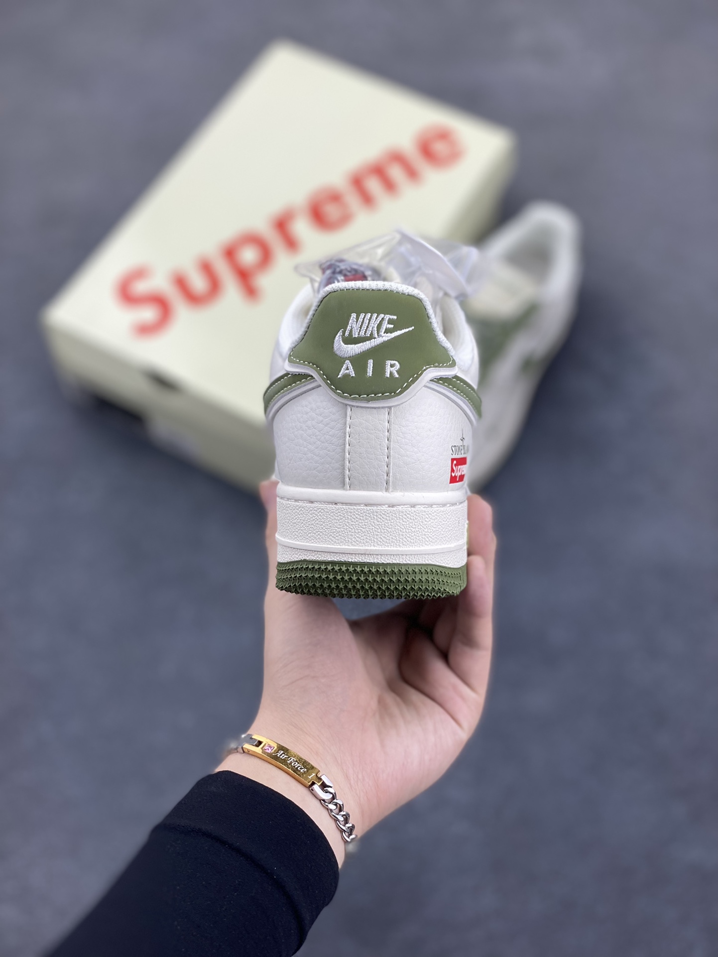 图片[4]-NIke Air Force 1 \’07 Low “石头岛Supreme联名–米绿勾”空军一号 低帮 运动鞋 休闲鞋 折边针车 工艺难度大 原楦头原纸板 原装鞋盒 定制五金配件 内置全掌气垫 原厂鞋底 货号：BB1616-301 尺码：36 36.5 37.5 38 38.5 39 40 40.5 41 42 42.5 43 44 44.5 45-选品中心