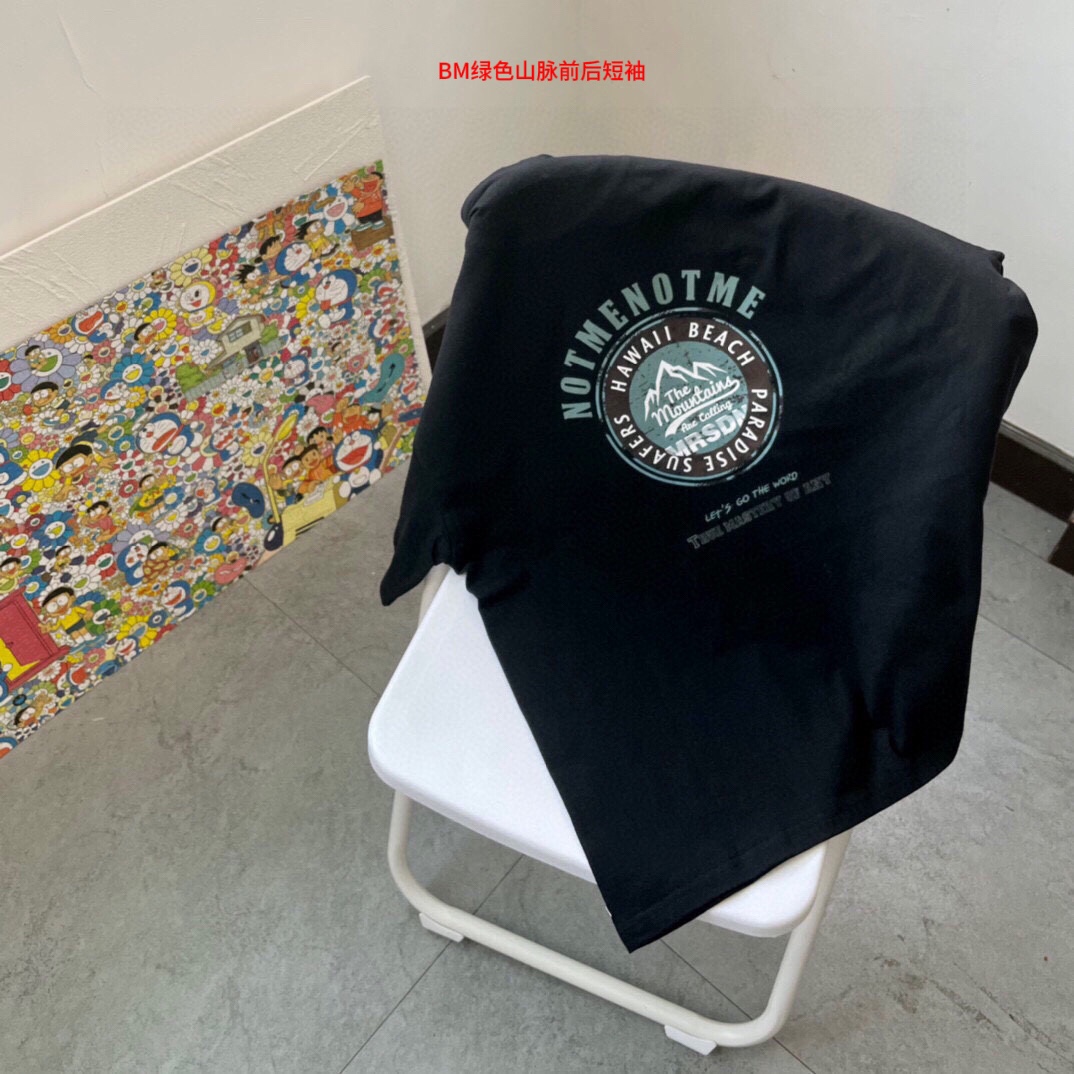 🛒购物价：68💰[原标包装吊牌.采用200克纯棉面料]广东本地工厂直销.另外有240克需加10元. BM绿色山脉前后短袖

 
男女同款 情侣款 新疆棉细棉纱240克亲肤宜人 透气舒适 进口康丽数码直喷工艺 色泽清晰 质感无敌 大厂做工 链条机 二本针走线 有版有型 
版型立体 上身效果极佳 经典配色 百搭不挑年纪 不挑人 减龄必备哦
男女同款 情侣可搭 炸街必备款式
Colour：白色 黑色