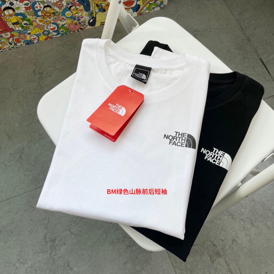 🛒购物价：68💰[原标包装吊牌.采用200克纯棉面料]广东本地工厂直销.另外有240克需加10元. BM绿色山脉前后短袖

 
男女同款 情侣款 新疆棉细棉纱240克亲肤宜人 透气舒适 进口康丽数码直喷工艺 色泽清晰 质感无敌 大厂做工 链条机 二本针走线 有版有型 
版型立体 上身效果极佳 经典配色 百搭不挑年纪 不挑人 减龄必备哦
男女同款 情侣可搭 炸街必备款式
Colour：白色 黑色