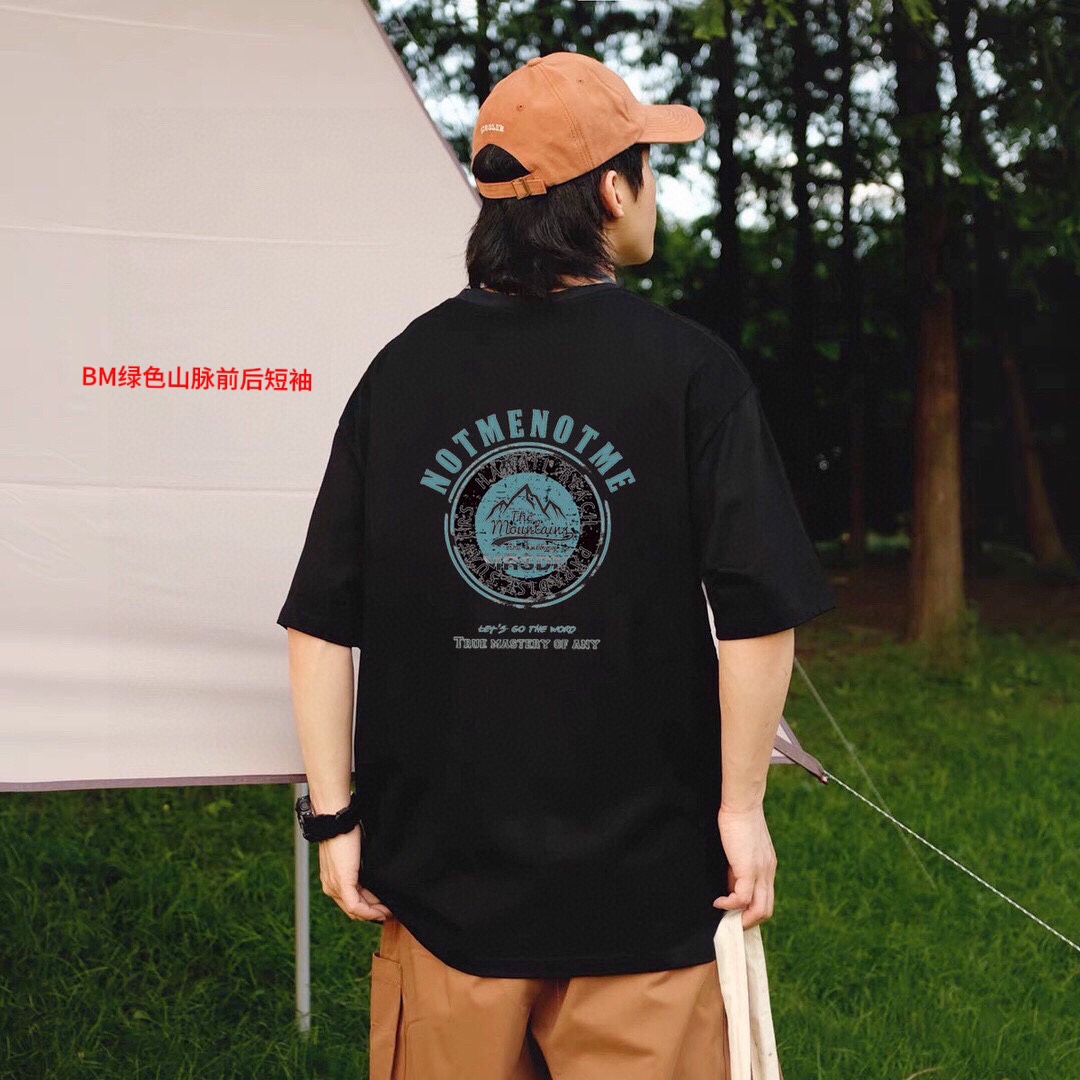 🛒购物价：68💰[原标包装吊牌.采用200克纯棉面料]广东本地工厂直销.另外有240克需加10元. BM绿色山脉前后短袖

 
男女同款 情侣款 新疆棉细棉纱240克亲肤宜人 透气舒适 进口康丽数码直喷工艺 色泽清晰 质感无敌 大厂做工 链条机 二本针走线 有版有型 
版型立体 上身效果极佳 经典配色 百搭不挑年纪 不挑人 减龄必备哦
男女同款 情侣可搭 炸街必备款式
Colour：白色 黑色