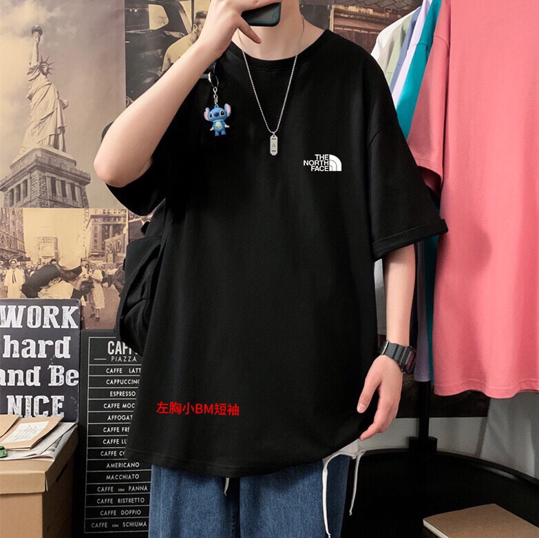 🛒购物价：68💰[原标包装吊牌.采用200克纯棉面料]广东本地工厂直销.另外有240克需加10元. 左胸小BM短袖

 
男女同款 情侣款 新疆棉细棉纱240克亲肤宜人 透气舒适 进口康丽数码直喷工艺 色泽清晰 质感无敌 大厂做工 链条机 二本针走线 有版有型 
版型立体 上身效果极佳 经典配色 百搭不挑年纪 不挑人 减龄必备哦
男女同款 情侣可搭 炸街必备款式
Colour：白色 黑色