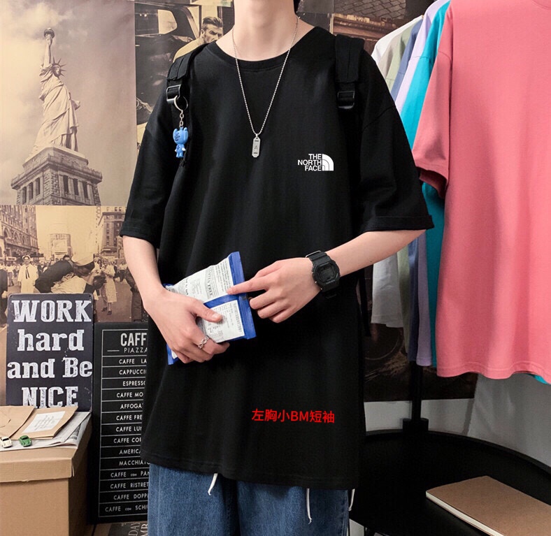 🛒购物价：68💰[原标包装吊牌.采用200克纯棉面料]广东本地工厂直销.另外有240克需加10元. 左胸小BM短袖

 
男女同款 情侣款 新疆棉细棉纱240克亲肤宜人 透气舒适 进口康丽数码直喷工艺 色泽清晰 质感无敌 大厂做工 链条机 二本针走线 有版有型 
版型立体 上身效果极佳 经典配色 百搭不挑年纪 不挑人 减龄必备哦
男女同款 情侣可搭 炸街必备款式
Colour：白色 黑色