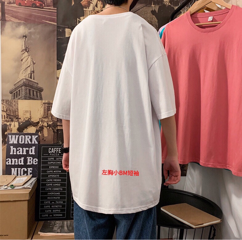 🛒购物价：68💰[原标包装吊牌.采用200克纯棉面料]广东本地工厂直销.另外有240克需加10元. 左胸小BM短袖

 
男女同款 情侣款 新疆棉细棉纱240克亲肤宜人 透气舒适 进口康丽数码直喷工艺 色泽清晰 质感无敌 大厂做工 链条机 二本针走线 有版有型 
版型立体 上身效果极佳 经典配色 百搭不挑年纪 不挑人 减龄必备哦
男女同款 情侣可搭 炸街必备款式
Colour：白色 黑色