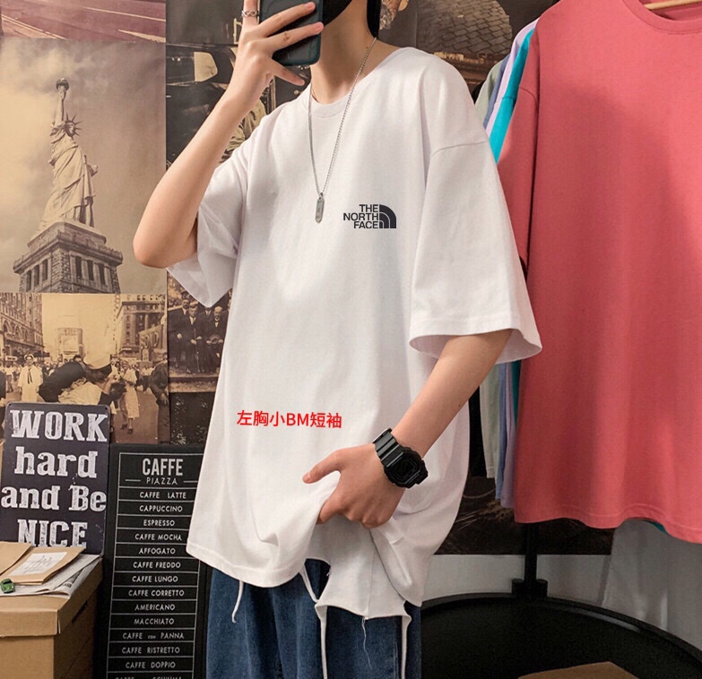🛒购物价：68💰[原标包装吊牌.采用200克纯棉面料]广东本地工厂直销.另外有240克需加10元. 左胸小BM短袖

 
男女同款 情侣款 新疆棉细棉纱240克亲肤宜人 透气舒适 进口康丽数码直喷工艺 色泽清晰 质感无敌 大厂做工 链条机 二本针走线 有版有型 
版型立体 上身效果极佳 经典配色 百搭不挑年纪 不挑人 减龄必备哦
男女同款 情侣可搭 炸街必备款式
Colour：白色 黑色
