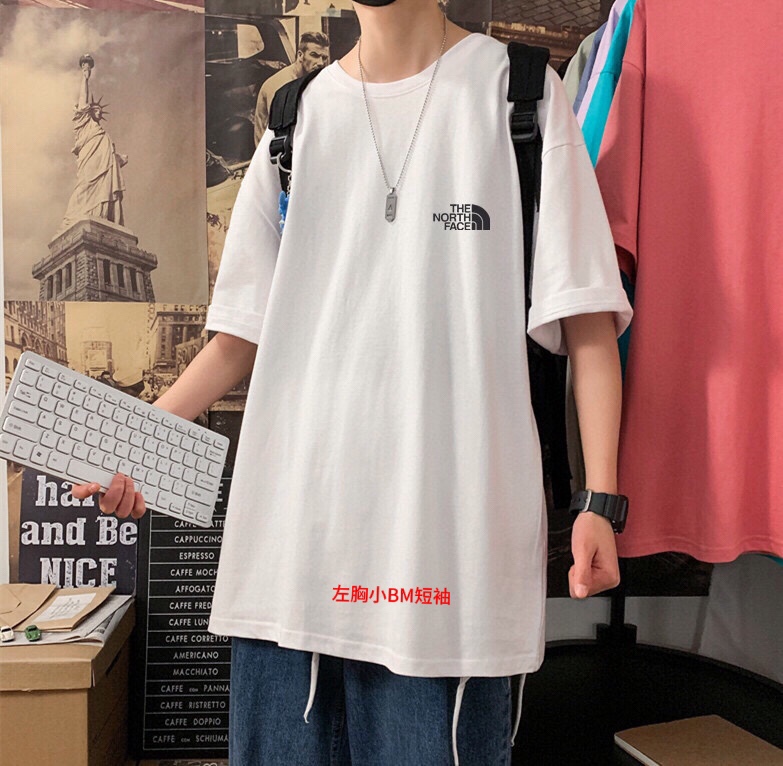 🛒购物价：68💰[原标包装吊牌.采用200克纯棉面料]广东本地工厂直销.另外有240克需加10元. 左胸小BM短袖

 
男女同款 情侣款 新疆棉细棉纱240克亲肤宜人 透气舒适 进口康丽数码直喷工艺 色泽清晰 质感无敌 大厂做工 链条机 二本针走线 有版有型 
版型立体 上身效果极佳 经典配色 百搭不挑年纪 不挑人 减龄必备哦
男女同款 情侣可搭 炸街必备款式
Colour：白色 黑色