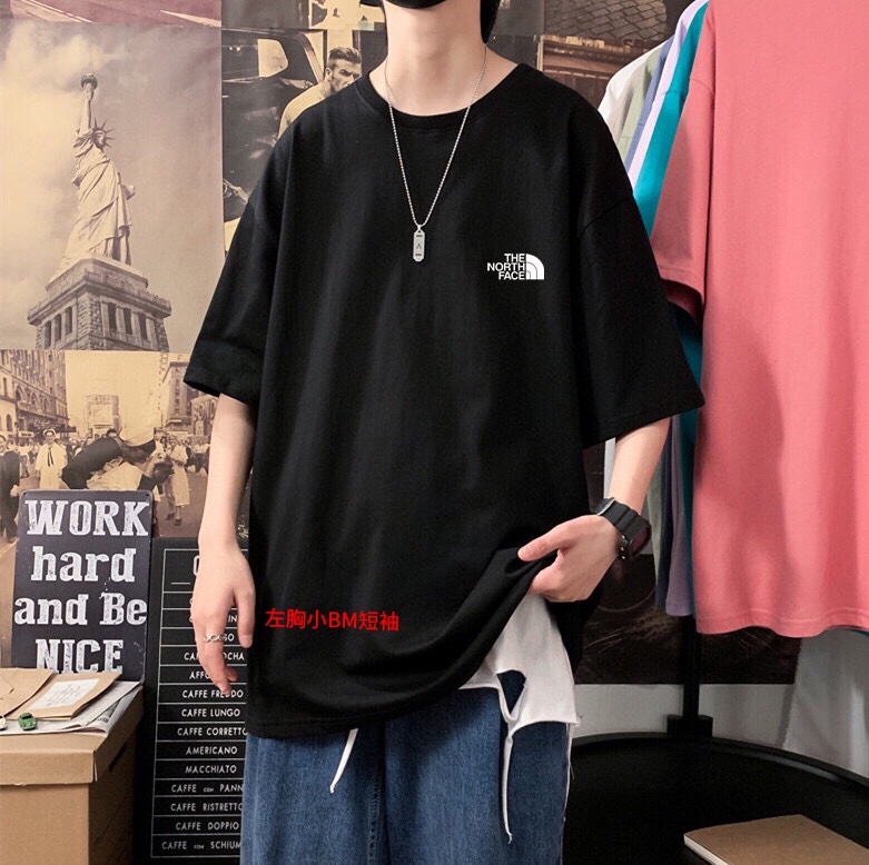🛒购物价：68💰[原标包装吊牌.采用200克纯棉面料]广东本地工厂直销.另外有240克需加10元. 左胸小BM短袖

 
男女同款 情侣款 新疆棉细棉纱240克亲肤宜人 透气舒适 进口康丽数码直喷工艺 色泽清晰 质感无敌 大厂做工 链条机 二本针走线 有版有型 
版型立体 上身效果极佳 经典配色 百搭不挑年纪 不挑人 减龄必备哦
男女同款 情侣可搭 炸街必备款式
Colour：白色 黑色