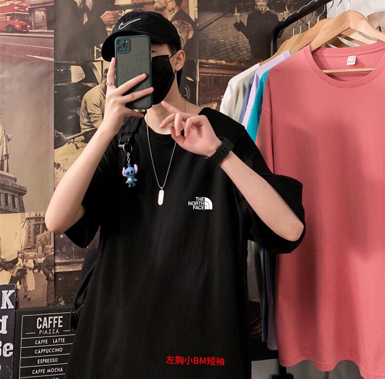 🛒购物价：68💰[原标包装吊牌.采用200克纯棉面料]广东本地工厂直销.另外有240克需加10元. 左胸小BM短袖

 
男女同款 情侣款 新疆棉细棉纱240克亲肤宜人 透气舒适 进口康丽数码直喷工艺 色泽清晰 质感无敌 大厂做工 链条机 二本针走线 有版有型 
版型立体 上身效果极佳 经典配色 百搭不挑年纪 不挑人 减龄必备哦
男女同款 情侣可搭 炸街必备款式
Colour：白色 黑色