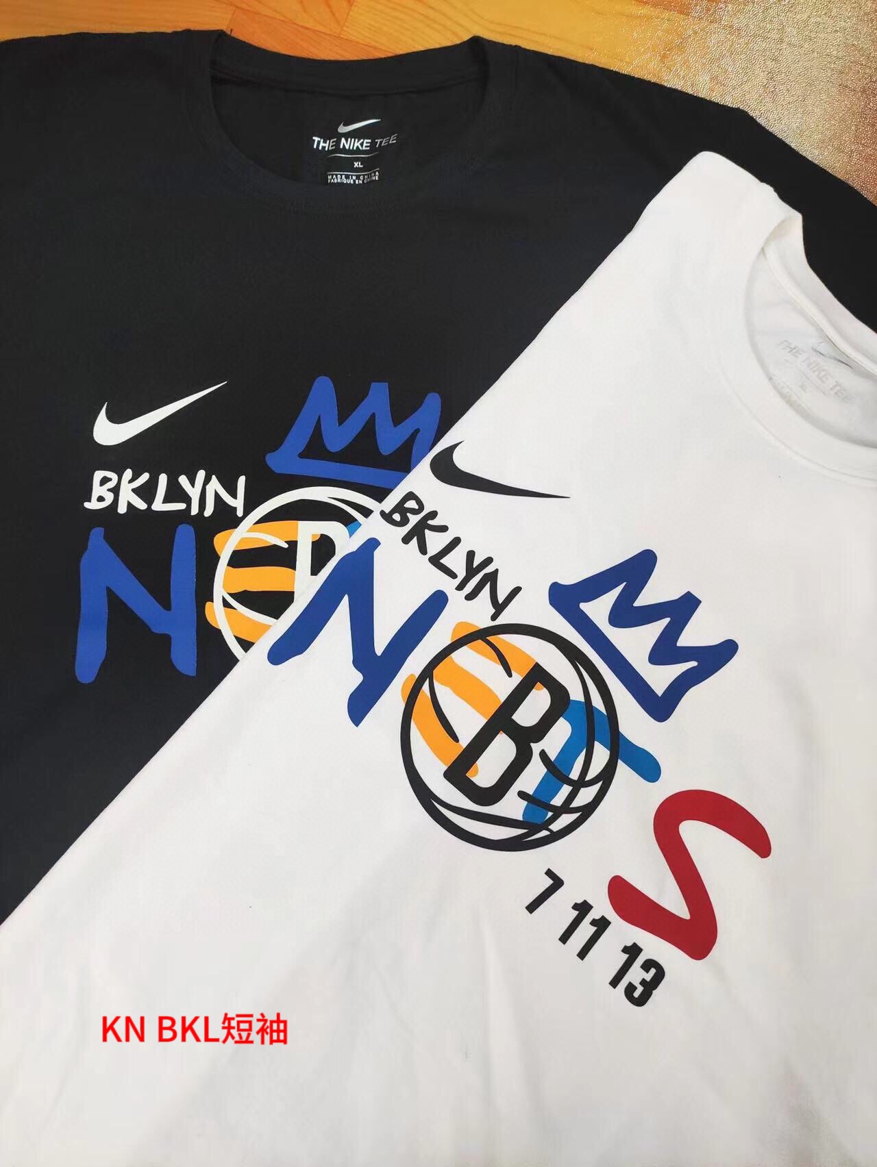 🛒购物价：68💰[原标包装吊牌.采用200克纯棉面料]广东本地工厂直销.另外有240克需加10元. Kn bkl短袖

 
男女同款 情侣款 新疆棉细棉纱240克亲肤宜人 透气舒适 进口康丽数码直喷工艺 色泽清晰 质感无敌 大厂做工 链条机 二本针走线 有版有型 
版型立体 上身效果极佳 经典配色 百搭不挑年纪 不挑人 减龄必备哦
男女同款 情侣可搭 炸街必备款式
Colour：白色 黑色