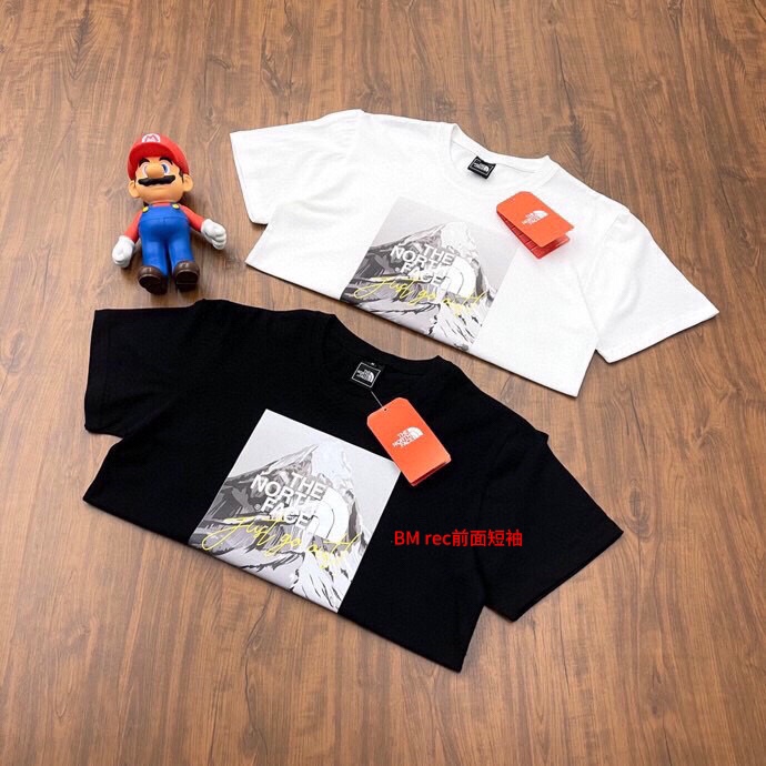 🛒购物价：68💰[原标包装吊牌.采用200克纯棉面料]广东本地工厂直销.另外有240克需加10元. BMrec前面短袖

 
男女同款 情侣款 新疆棉细棉纱240克亲肤宜人 透气舒适 进口康丽数码直喷工艺 色泽清晰 质感无敌 大厂做工 链条机 二本针走线 有版有型 
版型立体 上身效果极佳 经典配色 百搭不挑年纪 不挑人 减龄必备哦
男女同款 情侣可搭 炸街必备款式
Colour：白色 黑色