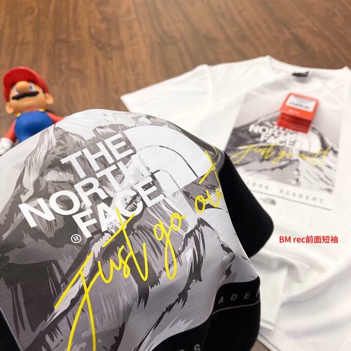 🛒购物价：68💰[原标包装吊牌.采用200克纯棉面料]广东本地工厂直销.另外有240克需加10元. BMrec前面短袖

 
男女同款 情侣款 新疆棉细棉纱240克亲肤宜人 透气舒适 进口康丽数码直喷工艺 色泽清晰 质感无敌 大厂做工 链条机 二本针走线 有版有型 
版型立体 上身效果极佳 经典配色 百搭不挑年纪 不挑人 减龄必备哦
男女同款 情侣可搭 炸街必备款式
Colour：白色 黑色