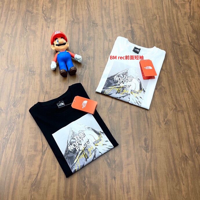 🛒购物价：68💰[原标包装吊牌.采用200克纯棉面料]广东本地工厂直销.另外有240克需加10元. BMrec前面短袖

 
男女同款 情侣款 新疆棉细棉纱240克亲肤宜人 透气舒适 进口康丽数码直喷工艺 色泽清晰 质感无敌 大厂做工 链条机 二本针走线 有版有型 
版型立体 上身效果极佳 经典配色 百搭不挑年纪 不挑人 减龄必备哦
男女同款 情侣可搭 炸街必备款式
Colour：白色 黑色