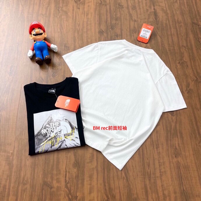 🛒购物价：68💰[原标包装吊牌.采用200克纯棉面料]广东本地工厂直销.另外有240克需加10元. BMrec前面短袖

 
男女同款 情侣款 新疆棉细棉纱240克亲肤宜人 透气舒适 进口康丽数码直喷工艺 色泽清晰 质感无敌 大厂做工 链条机 二本针走线 有版有型 
版型立体 上身效果极佳 经典配色 百搭不挑年纪 不挑人 减龄必备哦
男女同款 情侣可搭 炸街必备款式
Colour：白色 黑色