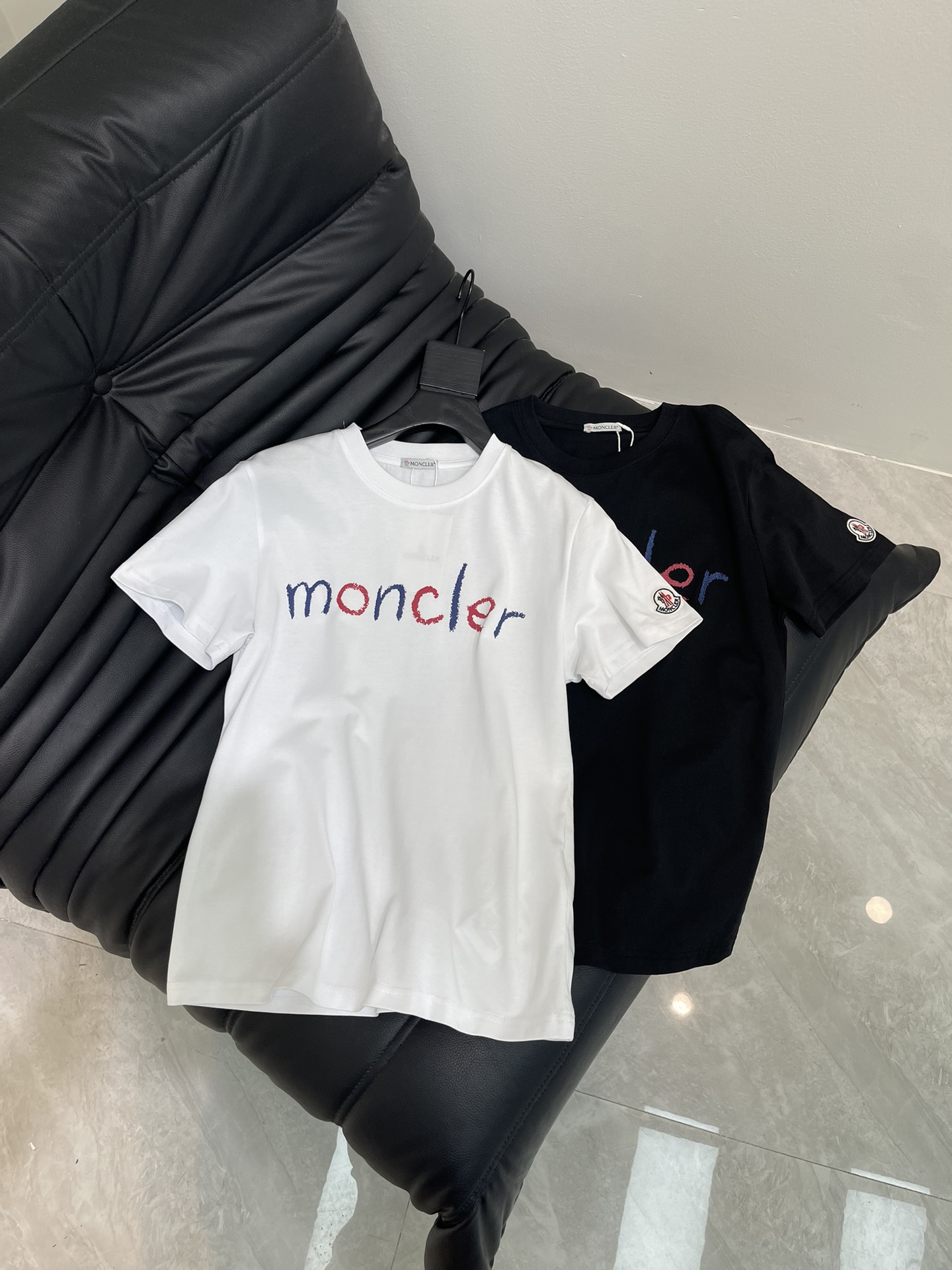 NO:416173,Mon* 25 Spring and Summer New Colorful Letter Short Sleeve T-shirt!  Imported pure cotton fabric, the classic style is versatile and not picky, and the upper body is very beautiful!  SML, Moncler, T-shirt,tees, t-shirt,alexander wang19860909Mon*蒙口25春夏新款彩色字母短袖T恤！进口纯棉面料,经典版型百搭不挑人,上身非常漂亮！SML,,Moncler,T-shirt,tees，t-shirt,alexander wang,Women's clothing