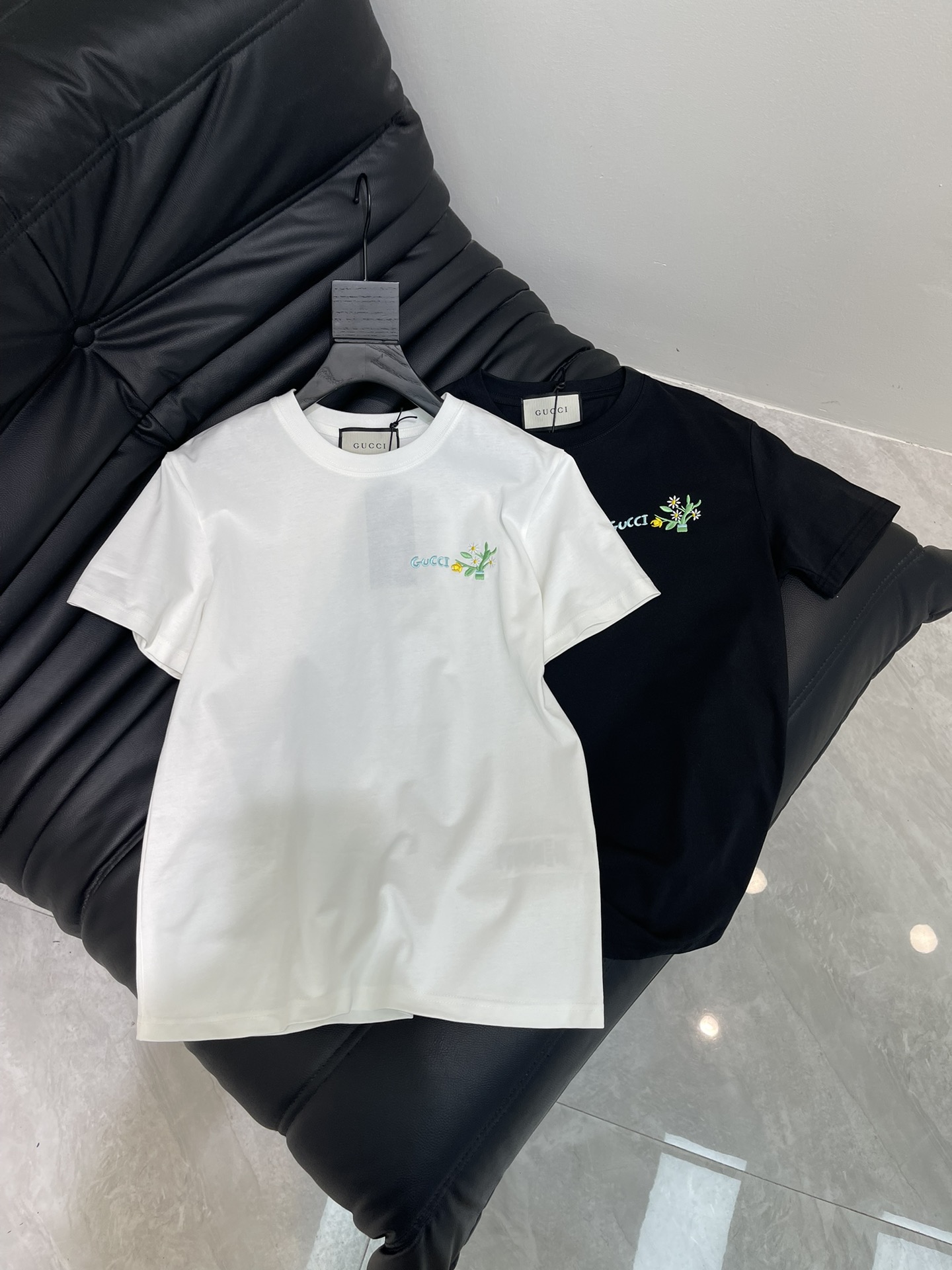 NO:416177,Gucc*25 spring and summer new embroidered letters Xiao Zouju short-sleeved T-shirt. Imported pure cotton fabric, the classic style is versatile and not picky, and the upper body is very beautiful!  SML, gucci, T-shirt,tees,t-shirt,alexander wang19860909Gucc*25春夏新款刺绣字母小邹菊短袖T恤.进口纯棉面料,经典版型百搭不挑人,上身非常漂亮！SML,,gucci,T-shirt,tees，t-shirt,alexander wang,Women's clothing