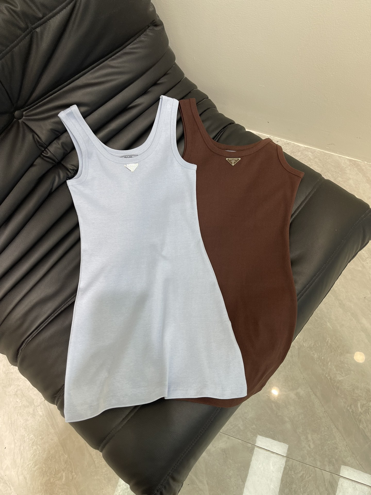 NO:416135,Prad*25 spring and summer new style, triangular elevated standard pure cotton mid-length vest!  High-end production!  The workmanship details are in place!  Imported fabrics are exquisite and invincible in texture!  The temperament of a girl with age reduction is versatile, and the classic slim fit H-style greatly reduces slimming!  Fashionable essential items.SML, prada, alexander wang19860909Prad*25春夏新款 三角标高定纯棉中长款背心！高版出品！版型做工细节全面到位！进口面料细腻质感无敌！减龄少女气质百搭,经典修身H版型巨减瘦！时髦必备单品.SML,,prada,alexander wang,Women's clothing