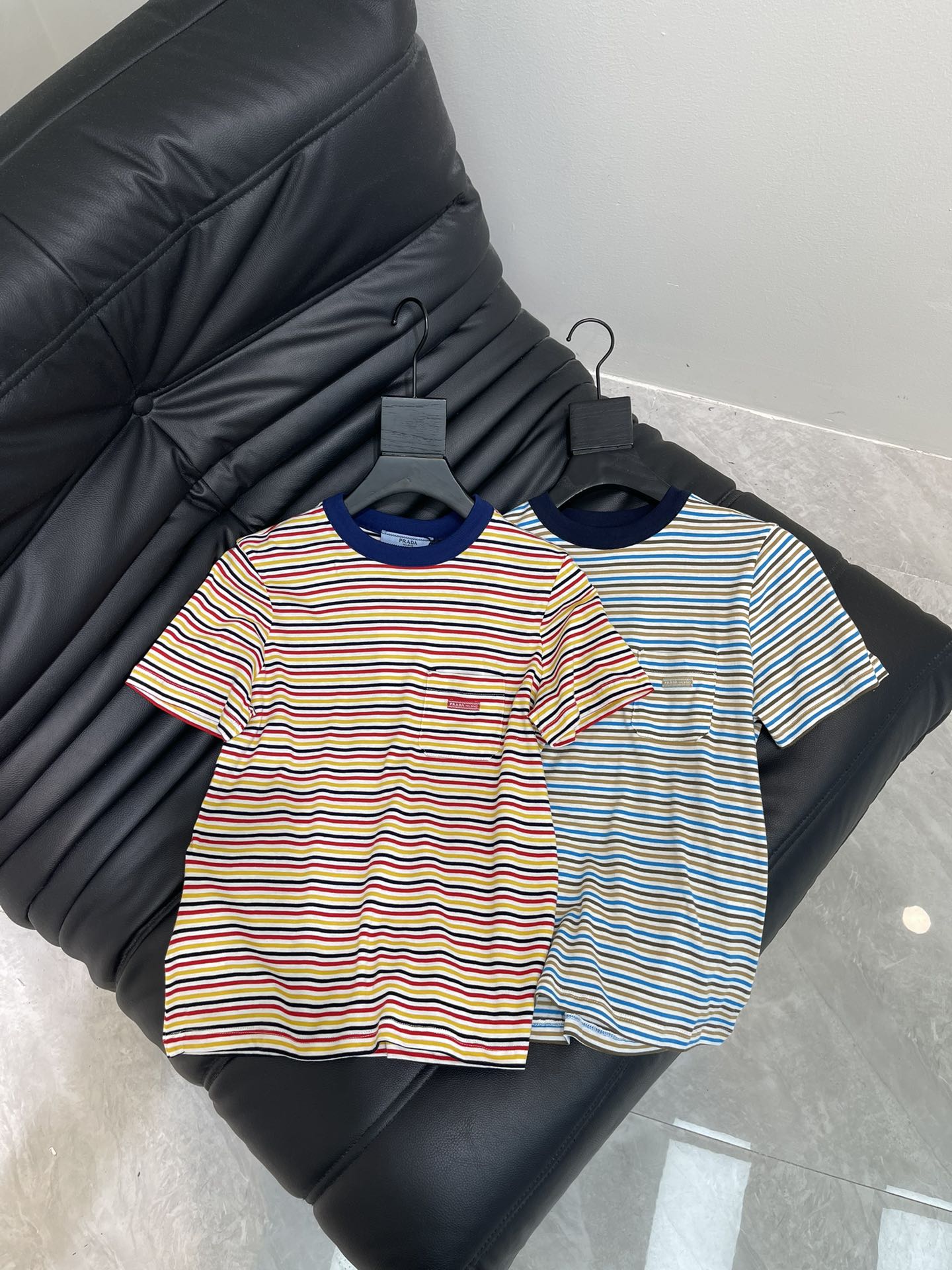 NO:416206,Prad* 25 spring and summer new nautical style fresh striped slim short-sleeved T-shirt丨Exclusive yb development!  High-end production!  Thread color-blocking round neck contrast color casual handsome and fashionable!  The letter label logo is low-key and luxurious, and the classic slim fit style is versatile and not picky about the beauty of others!  The double strands have been mercerized!  SML, prada, T-shirt,tees, t-shirt,alexander wang19860909Prad* 25春夏新款航海风情清新条纹修身短袖T恤丨独家yb开发！高版出品！螺纹拼色圆领撞色休闲帅气又时髦！字母标签logo低调奢华,经典修身版型百搭不挑人上身美的不要不要的！双股做了丝光工艺哦！SML,,prada,T-shirt,tees，t-shirt,alexander wang,Women's clothing