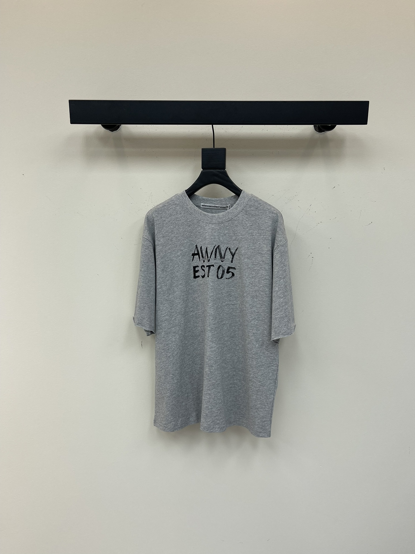 NO:416197,Alexanderwan* King's new spring and summer 25 new neutral loose graffiti logo wash round neck short-sleeved T-shirt, handmade graffiti made of old short-sleeved, versatile must-have items in all seasons, custom fabrics, excellent texture, crisp and stylish upper body, not the soft material, the most attractive thing is the handmade graffiti craftsmanship, each piece looks like a unique work of art, retro and fashionable, you will never wear the same clothes when you wear it, loose style makes you look slim, and it is very inclusive to all figures. The round neck design is simple and versatile, whether it is paired with jeans or shorts, whether it is on a daily street, date or on vacation, this T-shirt can be easily controlled, allowing you to stand out among the crowd. Sisters who like niche and design-like clothes must not miss it. SML, alexander  wang, shorts, jeans, T-shirt, tees, t-shirt, alexander wang19860909Alexanderwan*大王25春夏新款中性宽松涂鸦徽标水洗圆领短袖T恤,手工涂鸦做旧短袖,四季百搭必备单品,定制面料,质感超棒,上身挺括有型,不是那种软趴趴的材质,最吸引人的是手工涂鸦工艺,每一件都像是独一无二的艺术品,复古又时尚,穿出去绝对不会撞衫,宽松版型超显瘦,对各种身材的包容性都很强,圆领设计简约百搭,无论是搭配牛仔裤,还是短裤都很合适,不管是日常出街、约会还是度假,这款 T 恤都能轻松驾驭,让你在人群中脱颖而出,喜欢小众、有设计感衣服的姐妹千万不要错过啦. 码数SML,,alexander wang,shorts,jeans,T-shirt,tees，t-shirt,alexander wang,Women's clothing