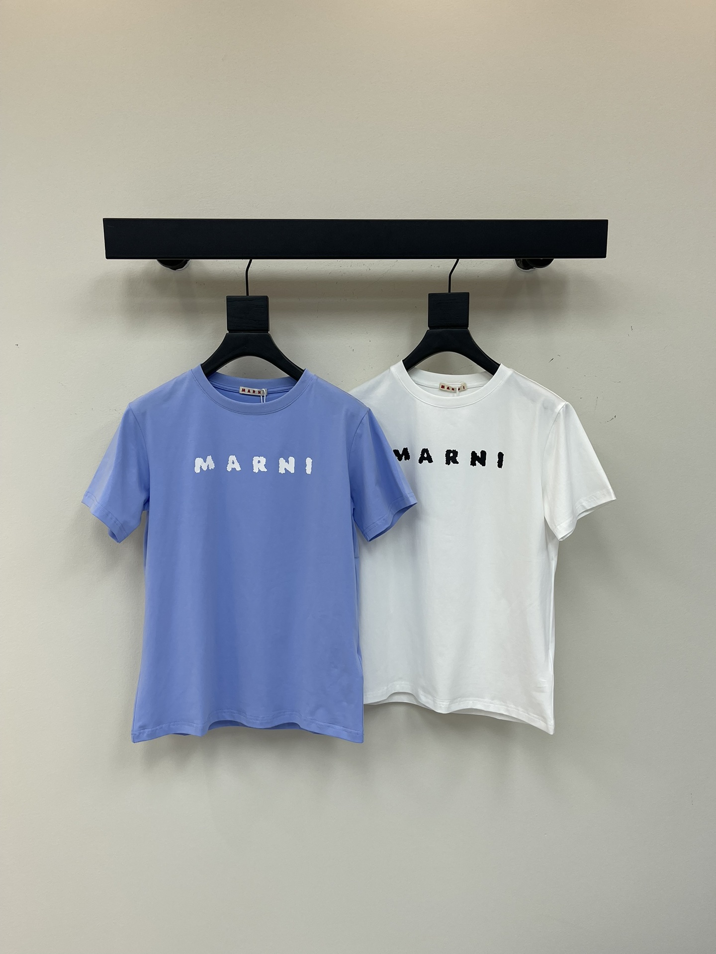 NO:416188,Marn*25 spring and summer new two-color letter printed short-sleeved T-shirt official website model uses pure cotton fabric soft and comfortable fabric classic letter printing design Turner liner line smooth and delicate perfect detail processing High quality √ High version √ Three-standard complete √ SMLXL,,marni,T-shirt,tees,t-shirt,alexander wang19860909Marn*25春夏新款两色字母印花短袖T恤 官网款 采用纯棉面料 面料柔软舒适 经典字母印花设计 车工走线平整细腻 完美细节处理 高品质√高版本√三标齐全√ SMLXL,,marni,T-shirt,tees，t-shirt,alexander wang,Women's clothing