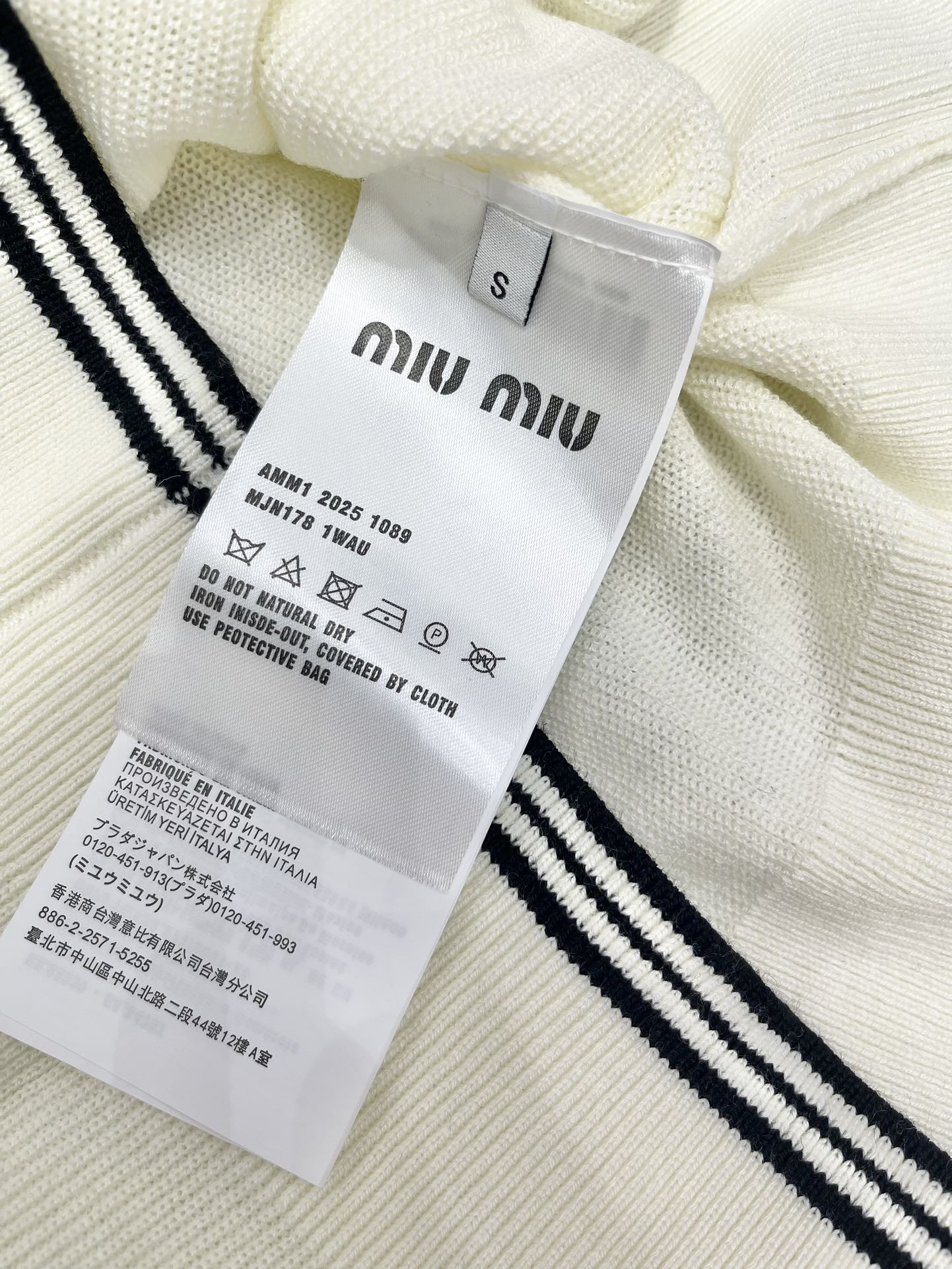 𝗠𝗜𝗨𝗠𝗜𝗨* 缪家字母徽标提花拼色条纹翻领针织短袖

💃🏻【第一眼就沦陷の神仙颜值】💃🏻
▫️拼色条纹