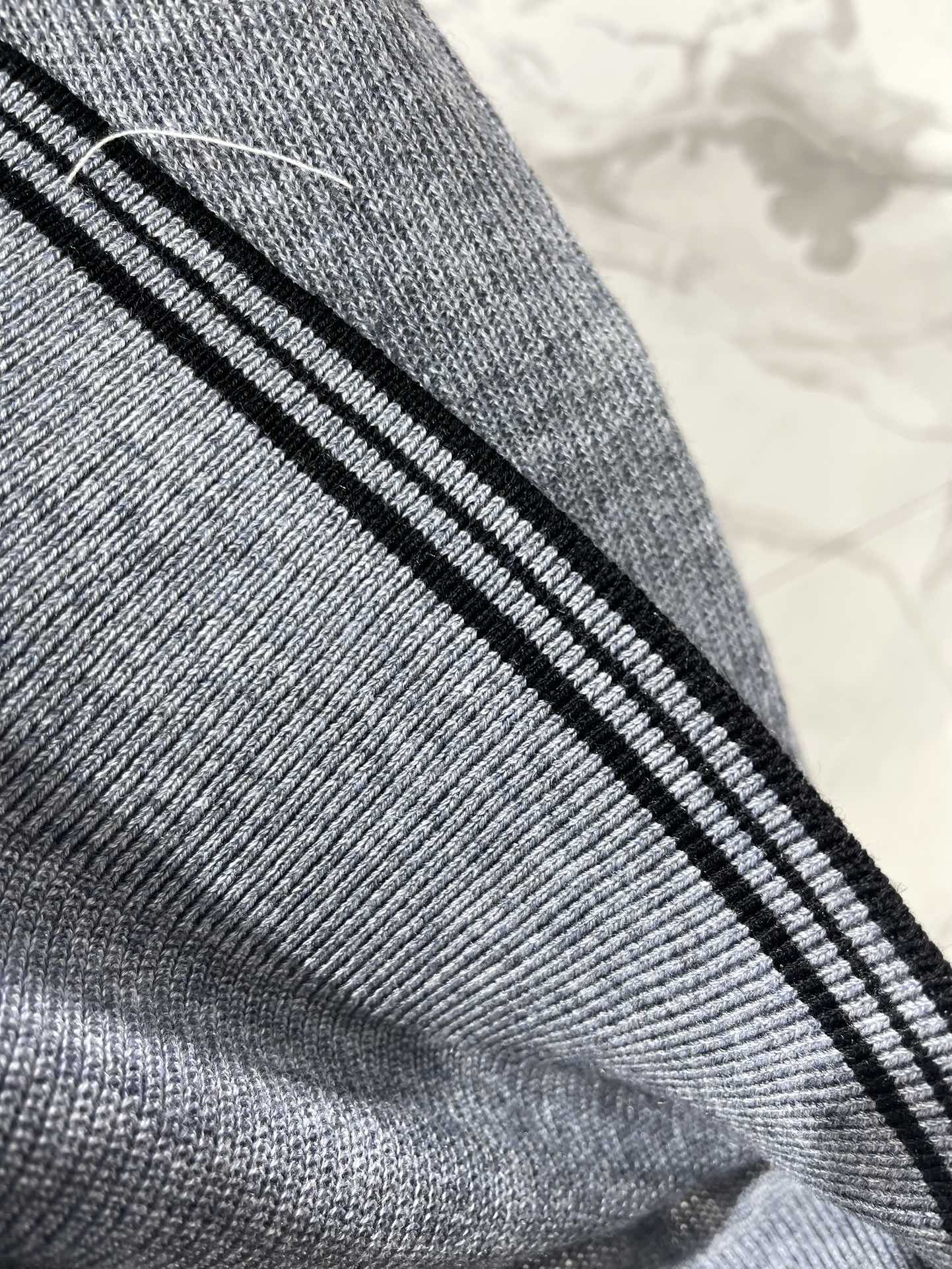 𝗠𝗜𝗨𝗠𝗜𝗨* 缪家字母徽标提花拼色条纹翻领针织短袖

💃🏻【第一眼就沦陷の神仙颜值】💃🏻
▫️拼色条纹