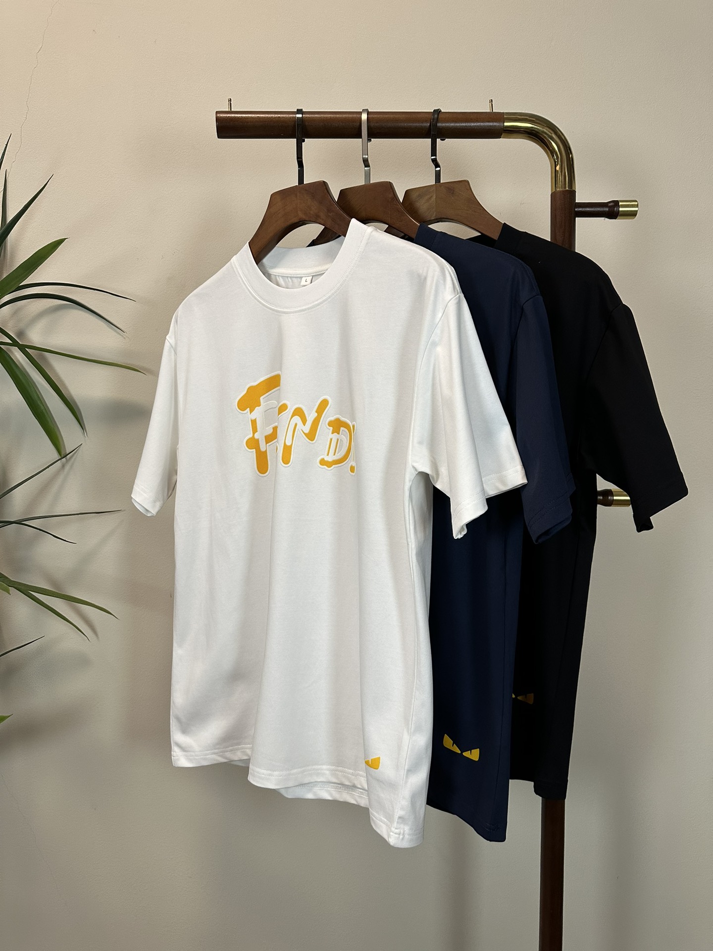 NO:468838,FD Fendi New Round Neck Short Sleeve T-shirt High-end Version!  Customized fabrics for counters are breathable and comfortable, with impeccable details, and the brand element design concept reflects high quality. The feel is delicate and soft!  It is casually cut, with a great upper body style!  Code number M-4XL, fendi, T-shirt,tees, t-shirt,alexander wang19860909FD 芬迪 新款 圆领 短袖 T恤 高端版本！专柜定制面料 透气舒适度高,细节无可挑剔,品牌元素设计理念,体现高品质.手感细腻柔软！呈现休闲裁剪,上身版型超赞！ 码数M-4XL,,fendi,T-shirt,tees，t-shirt,alexander wang,Men's clothing